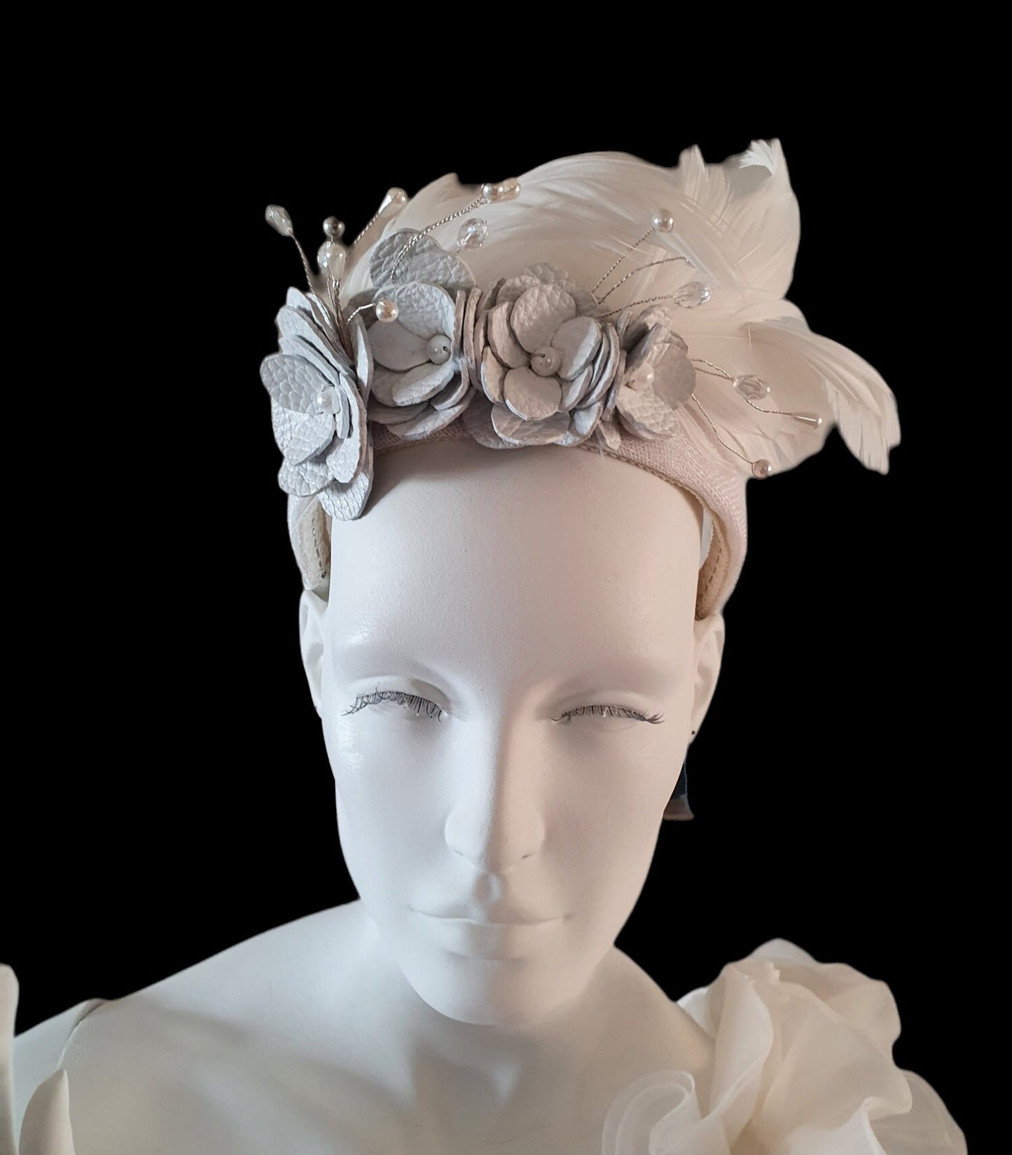Diadema blanca hecha a mano de cuero natural con plumas de cisne - Diadema elegante, diadema de boda, tiara nupcial ocasión especial.