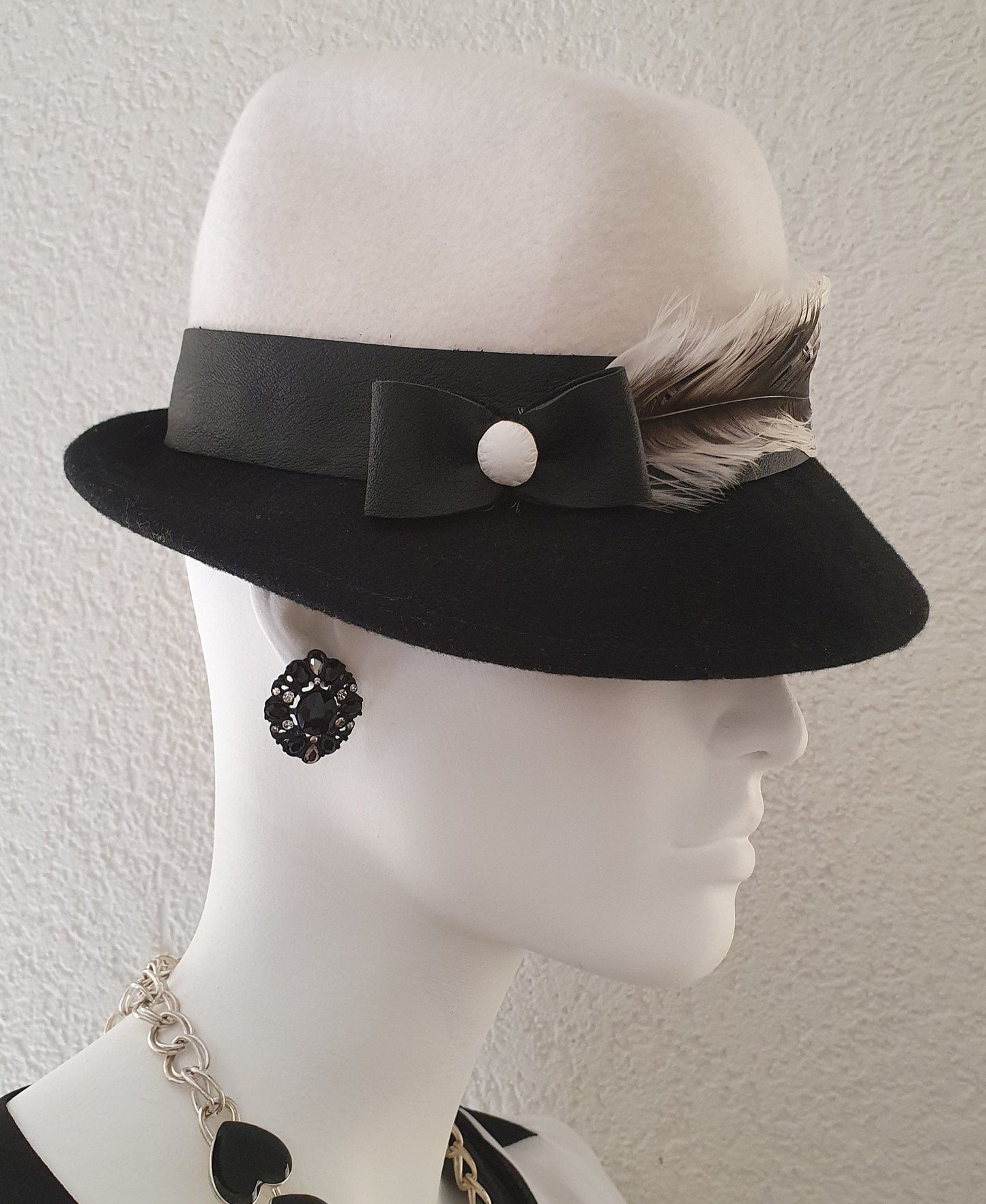 Elegante sombrero de mujer sombrero de fieltro blanco y negro fedora- fascinador elegante, sombrero de fieltro, tocado