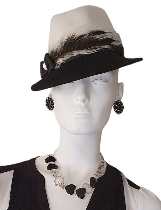 Elegante sombrero de mujer sombrero de fieltro blanco y negro fedora- fascinador elegante, sombrero de fieltro, tocado