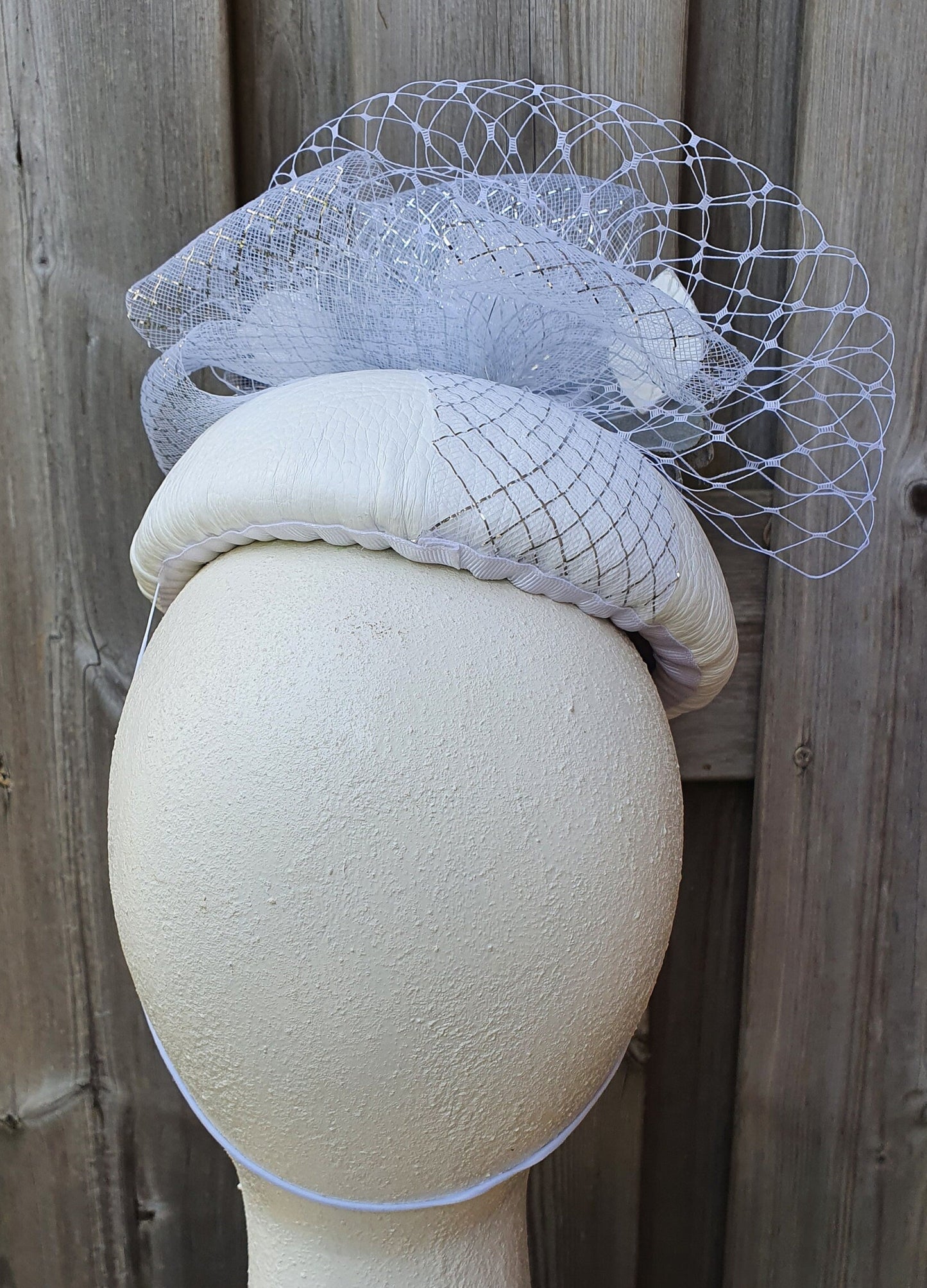 Tocado redondo hecho a mano blanco con cuero natural y crinolina, tocado de boda, elegante sombrero de mujer para ocasión especial