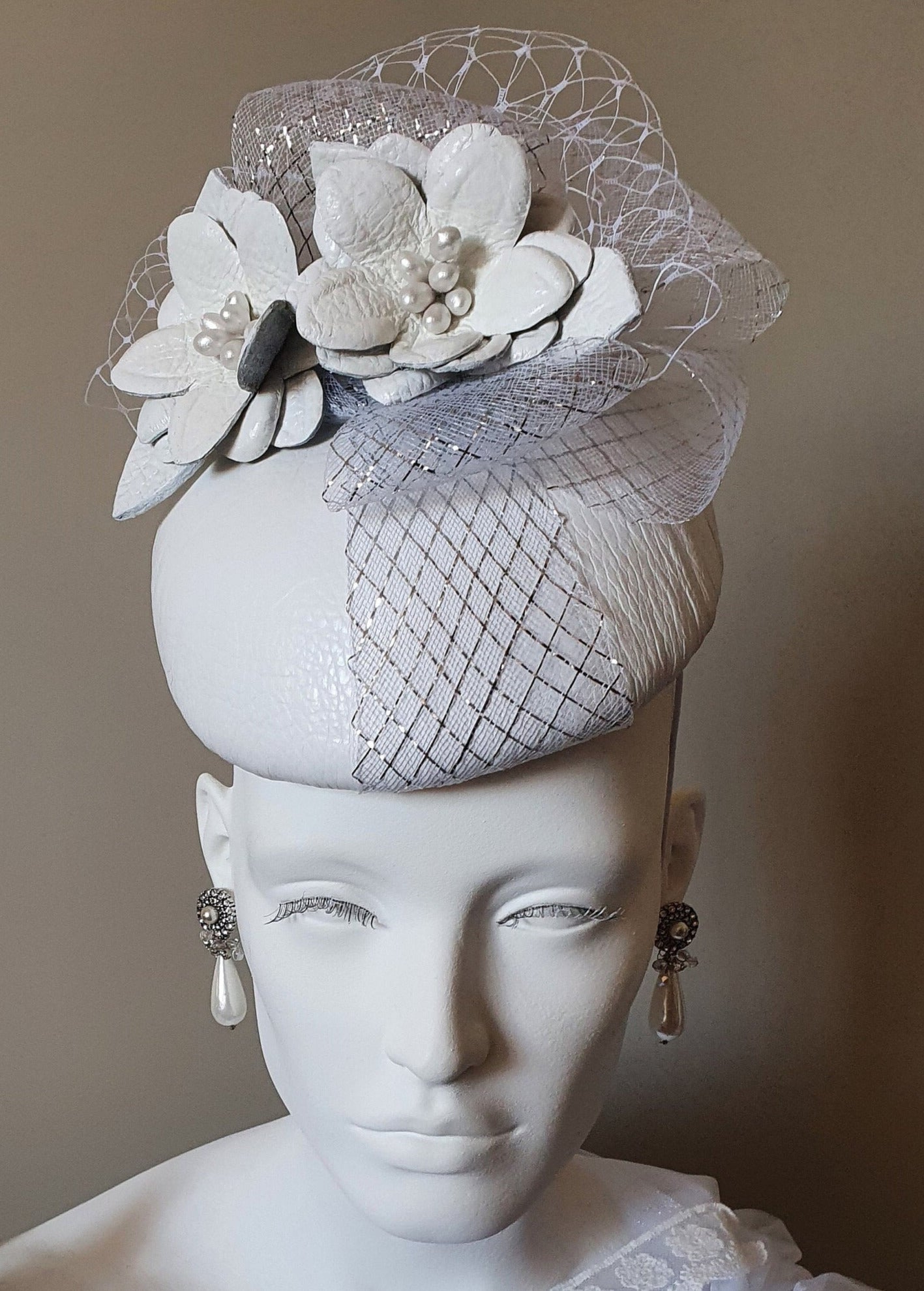 Round handmade fascinator white with natural leather and crinoline, wedding headdress, elegant ladies hat for special occasion