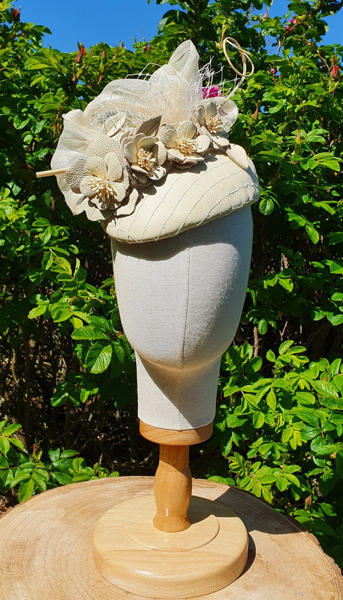 Tocado hecho a mano beige con avestruz con seda de abacá y cuero natural, elegante sombrero de boda de mujer para ocasión especial