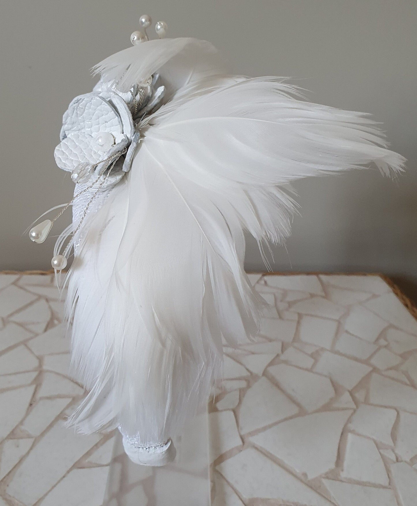 Handgemaakte witte Hoofdband van natuurlijk leder met zwanenveren- Elegant haarband, trouwhoofdband, bruidstiara speciale gelegenheid.
