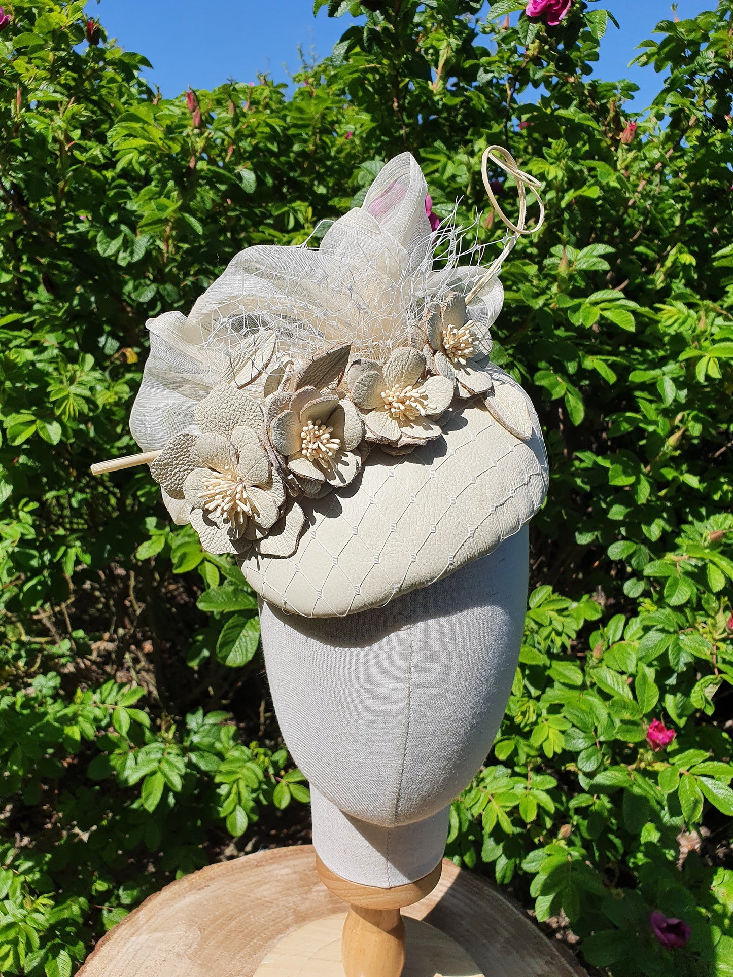 Handgemaakt fascinator beige met struisvogel met abaca zijde en natuurlijke leder, elegante damesbruilofthoed voor speciaal gelegenheid
