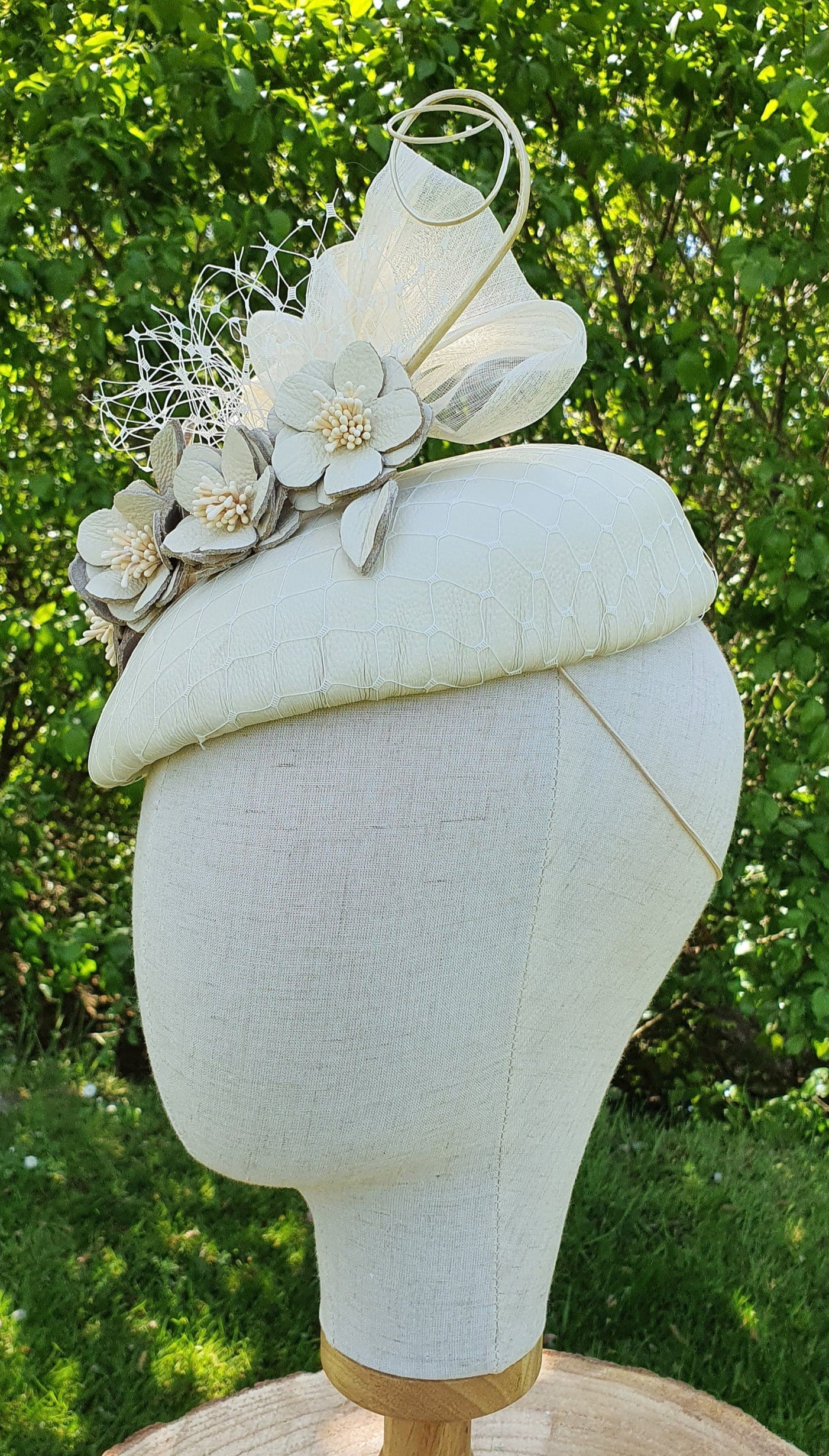 Tocado hecho a mano beige con avestruz con seda de abacá y cuero natural, elegante sombrero de boda de mujer para ocasión especial