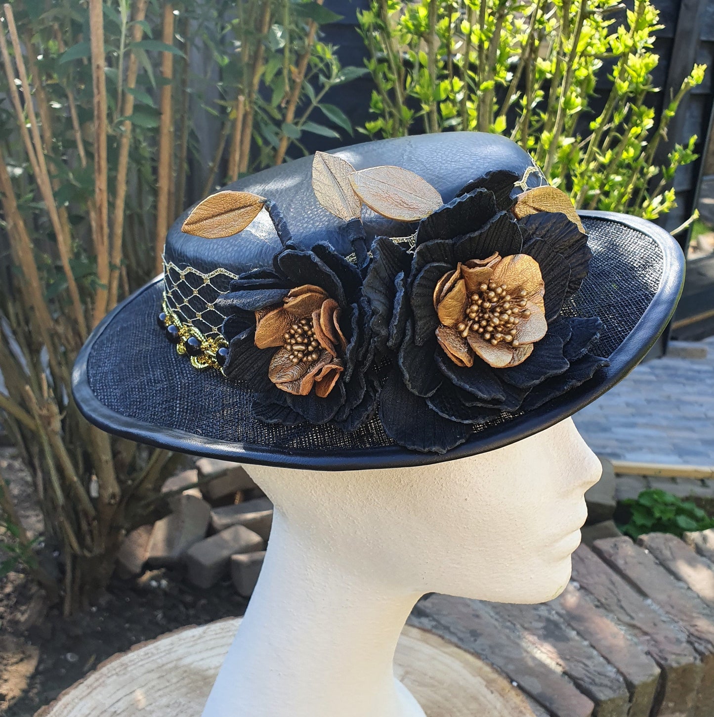 Tocado hecho a mano dorado con negro de cuero natural y sinamay, sombrero de boda, sombrero de invitada, sombrero de mujer, sombrero de ocasión especial