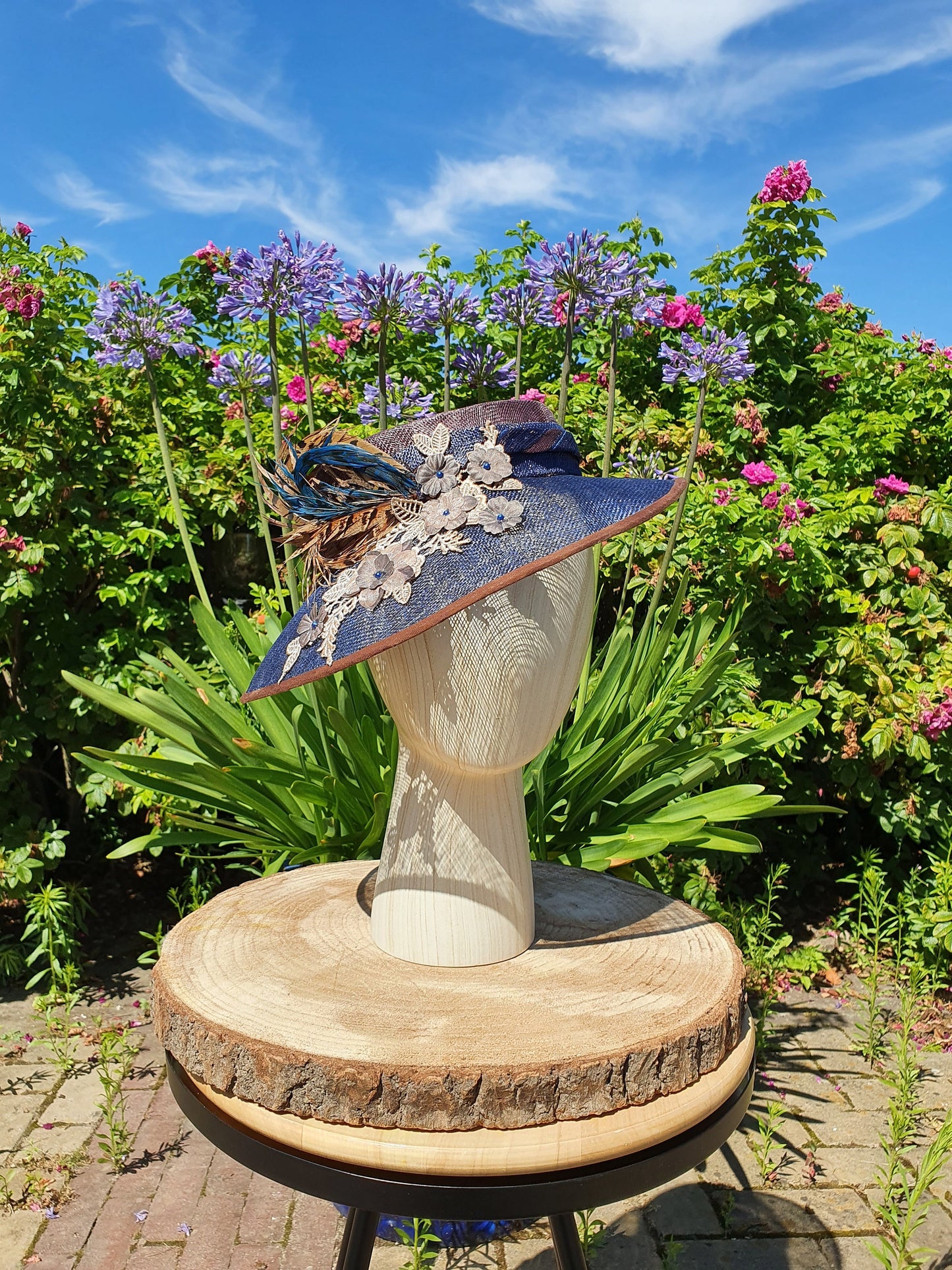 Elegante handgemaakte sinamay hoed in blauw en bruin- Elegante stijl voor elke gelegenheid, evenementenhoed, huwelijkshoed, gastenhoed