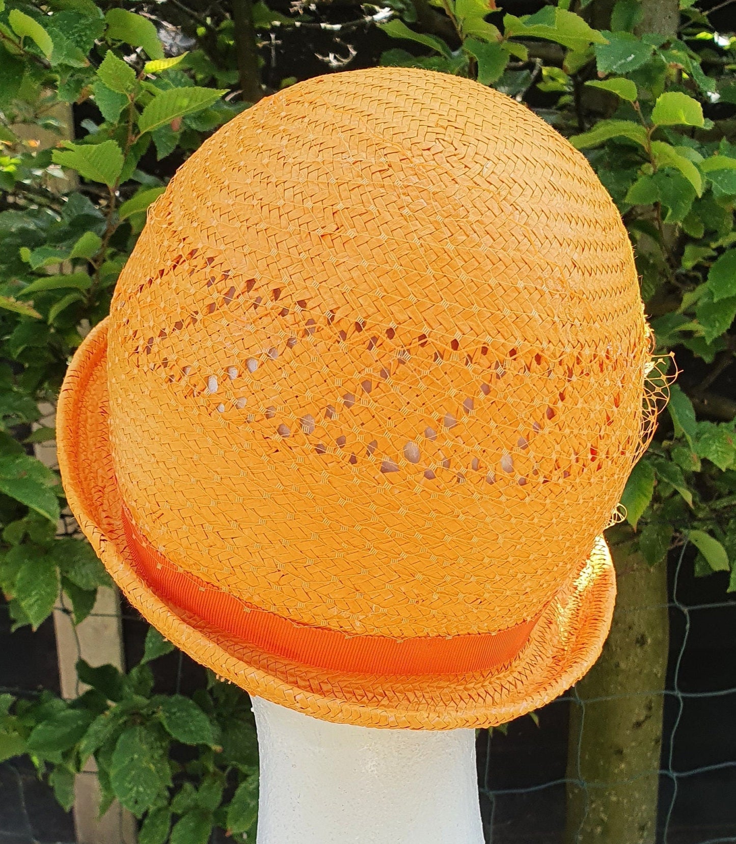 Sombrero de mujer hecho a mano con fibras naturales - sombrero de verano, boda, sombrero de invitada, tocado, eventos especiales