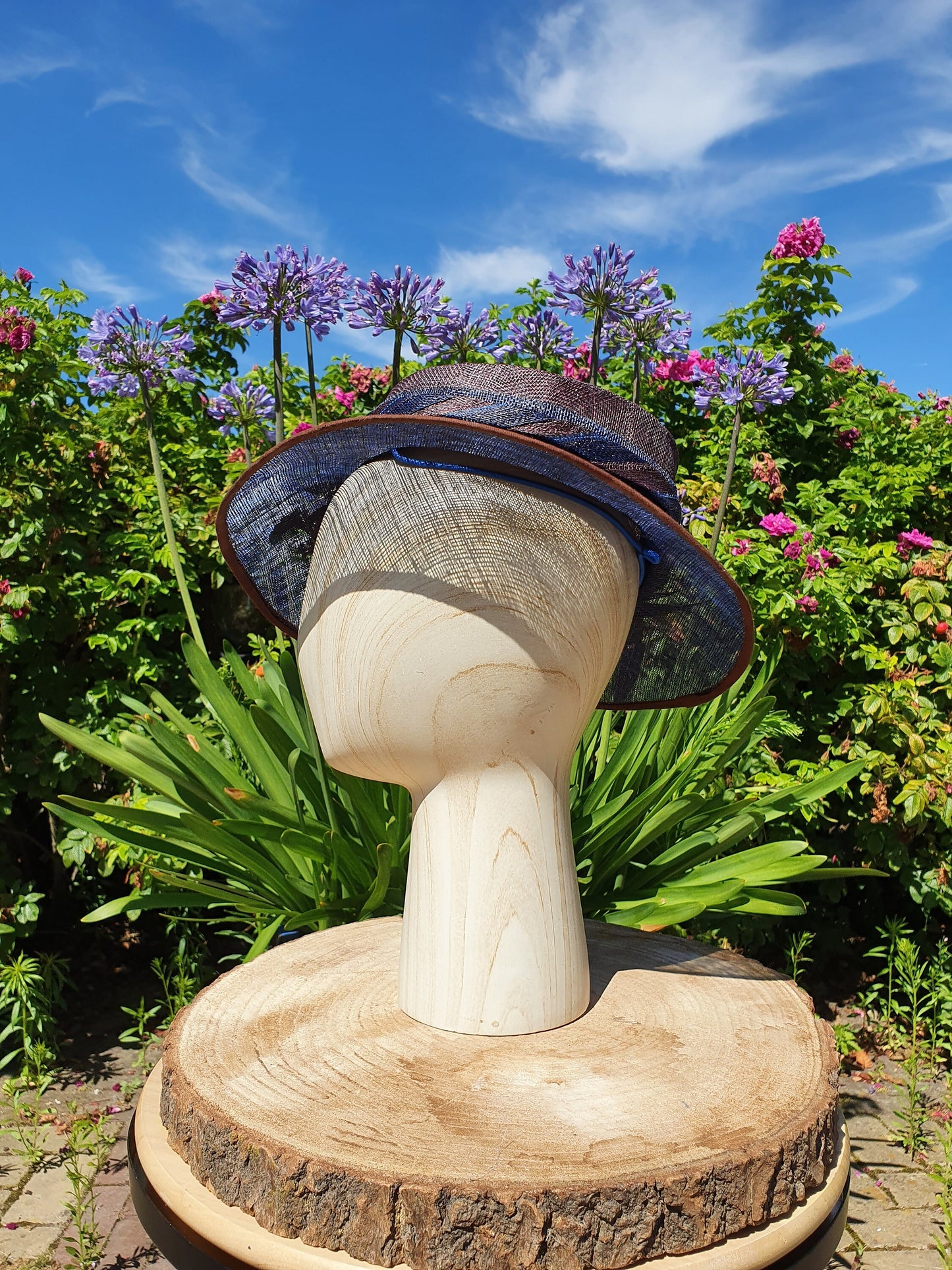 Elegante sombrero de sinamay hecho a mano en color azul y marrón- Estilo elegante para cualquier ocasión, sombrero de evento, sombrero de boda, sombrero de invitada
