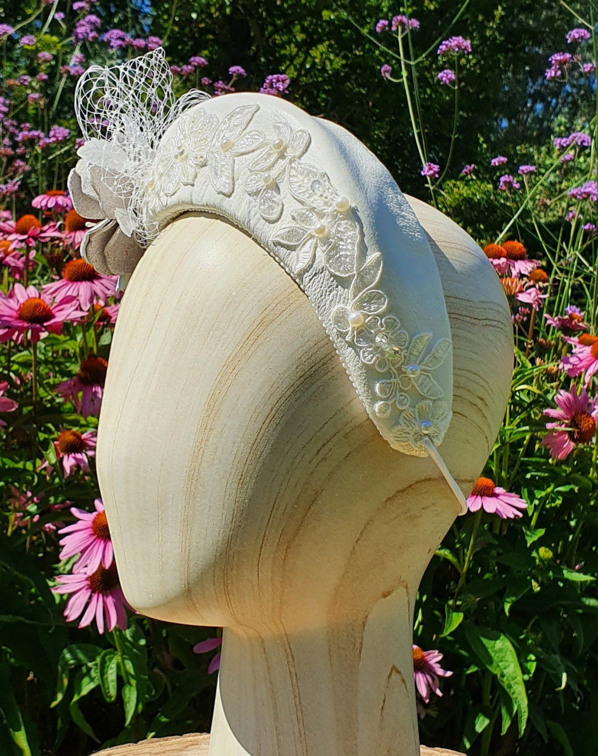 Diadema blanca hecha a mano de cuero natural - para una ocasión especial. Tocado, Tiara, Diadema, Diadema