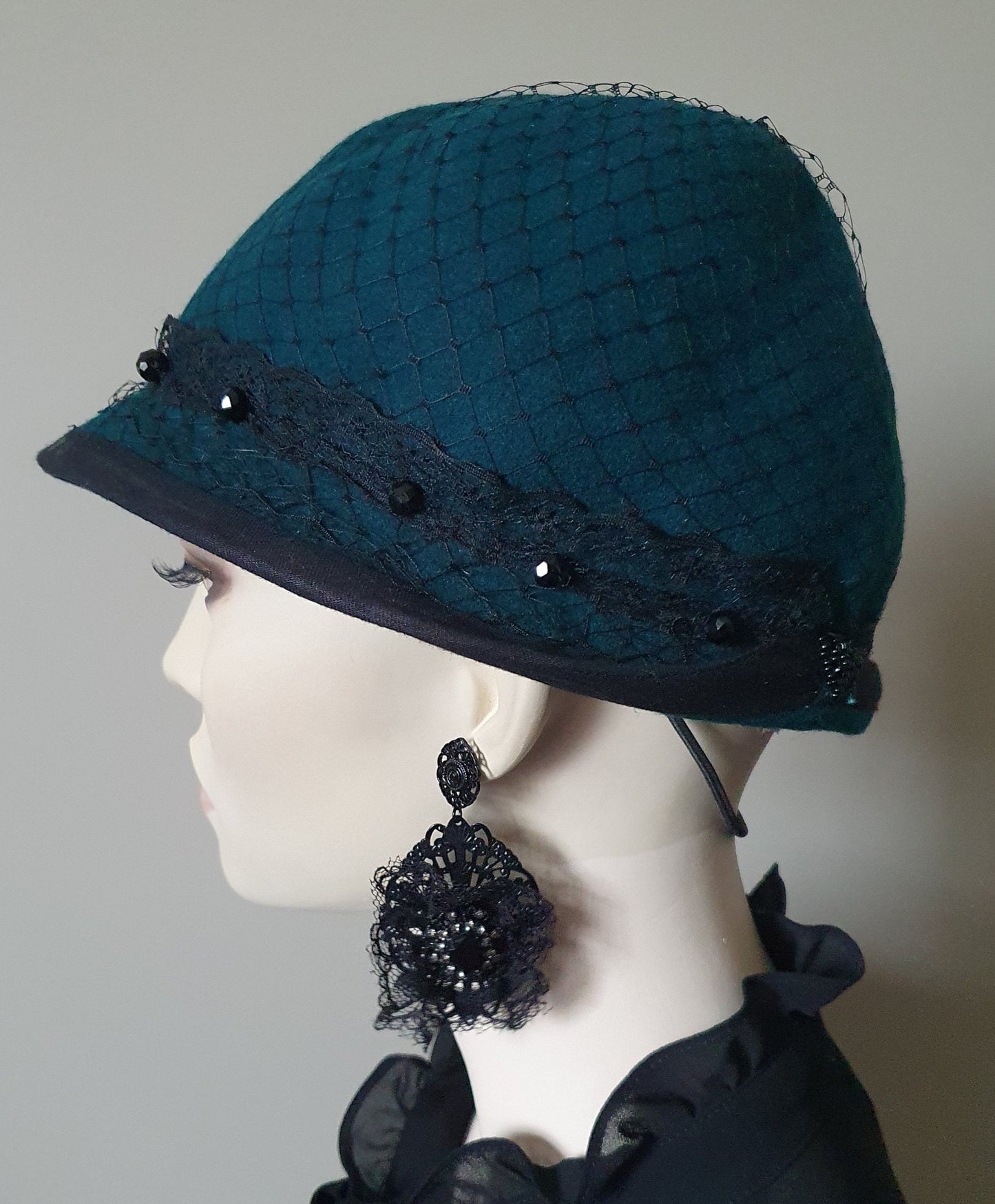 Sombrero cloche hecho a mano, fieltro con velo y encaje, sombrero de mujer, sombrero de invierno, complementos para el cabello, boda, sombrero de invitada, evento especial