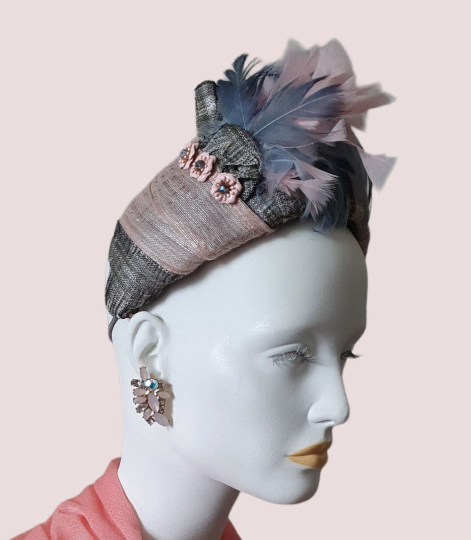 Handgemaakte hoofdband roze met grijs van zijde abaca, versierd met zwanenveren, mooie tiara voor bij een speciaal evenement of gelegenheid