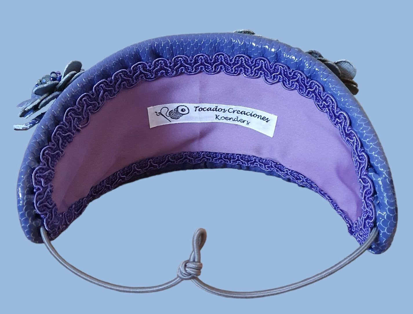 Diadema púrpura y azul hecha a mano de cuero natural con flores y abacá de seda - hermosa diadema, diadema festiva única