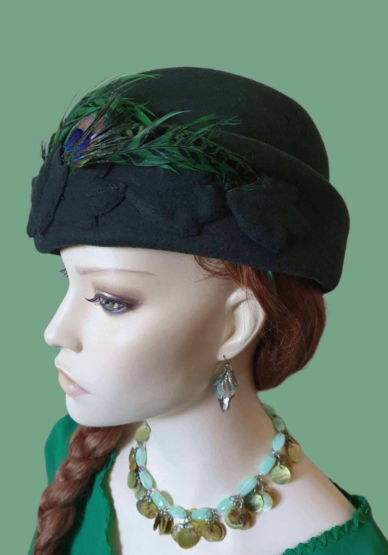 Sombrero pastillero verde hecho a mano único con plumas de pavo real, sombrero de invierno, fascinador, sombrero de invitado, evento, boda.