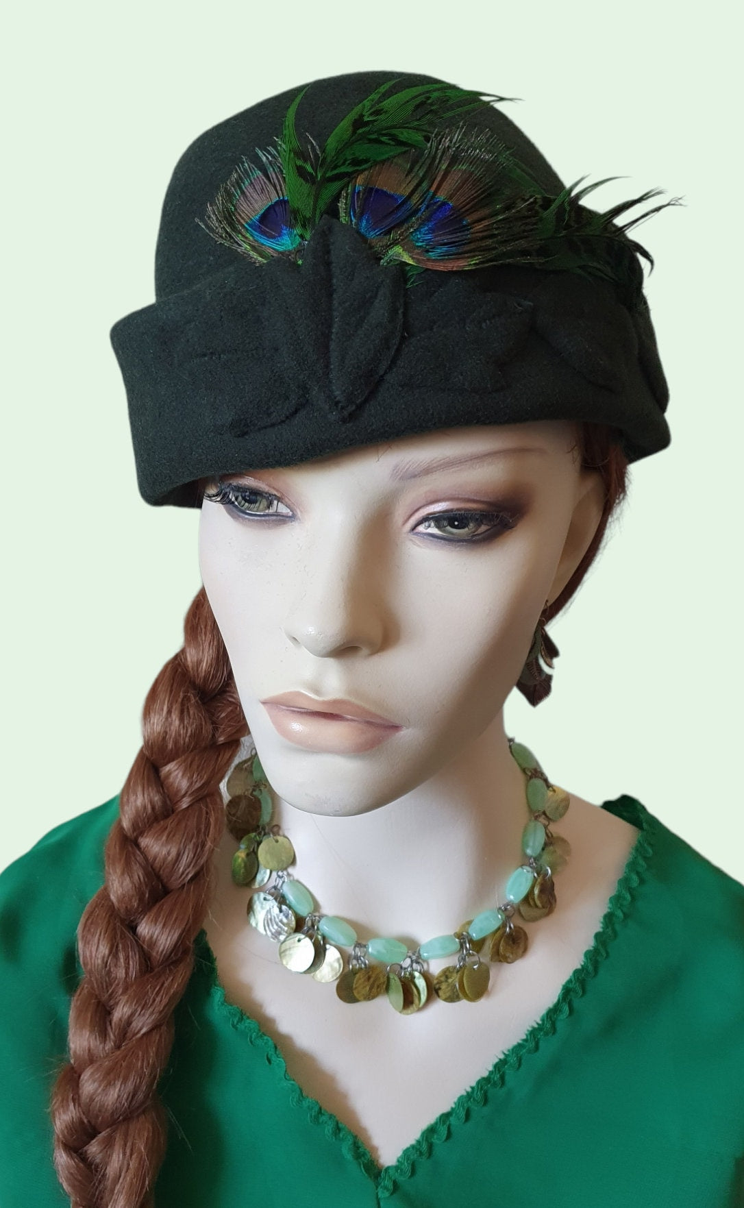 Sombrero pastillero verde hecho a mano único con plumas de pavo real, sombrero de invierno, fascinador, sombrero de invitado, evento, boda.