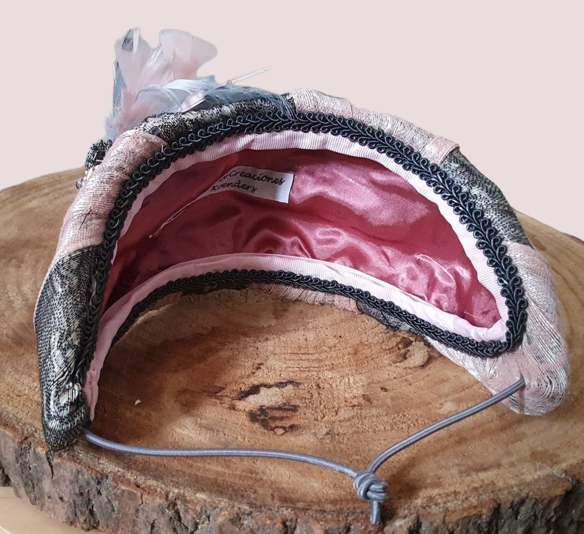 Handgemaakte hoofdband roze met grijs van zijde abaca, versierd met zwanenveren, mooie tiara voor bij een speciaal evenement of gelegenheid