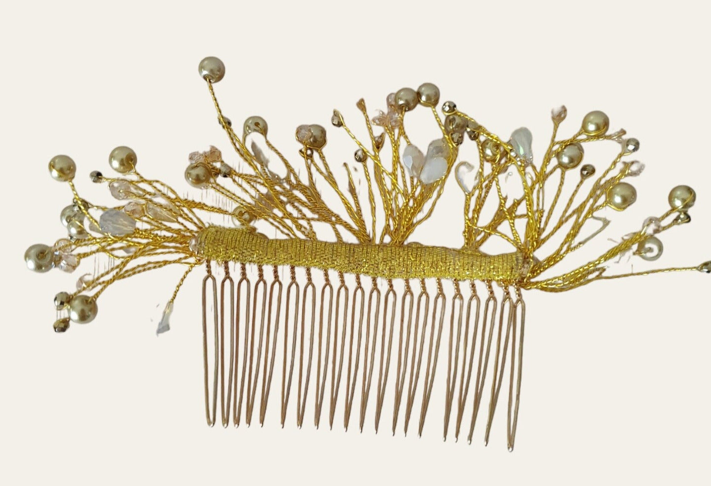 Peineta de novia hecha a mano con perlas y piedras caídas - Elegante accesorio para el cabello para bodas, bodas y fiestas, peineta de metal de color dorado