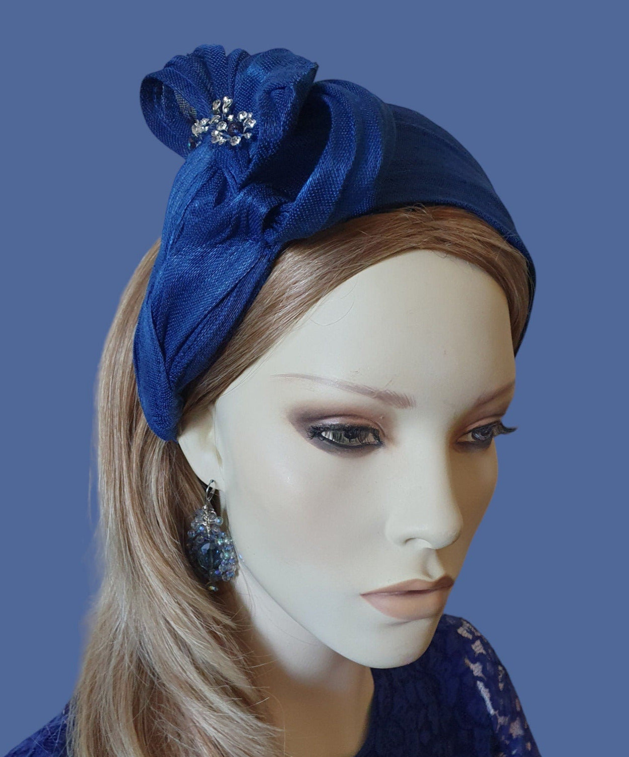 Elegante diadema azul hecha a mano con piedras de flor de abacá de seda, diadema para invitada, tocado de mujer, boda, eventos especiales