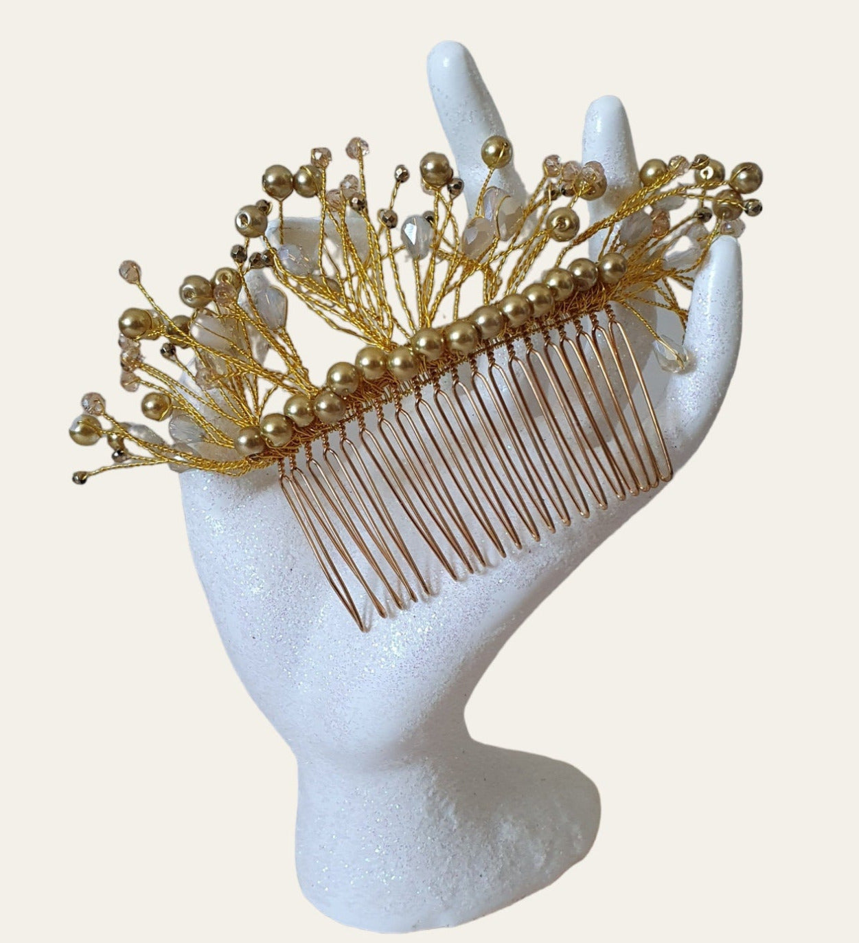 Peineta de novia hecha a mano con perlas y piedras caídas - Elegante accesorio para el cabello para bodas, bodas y fiestas, peineta de metal de color dorado