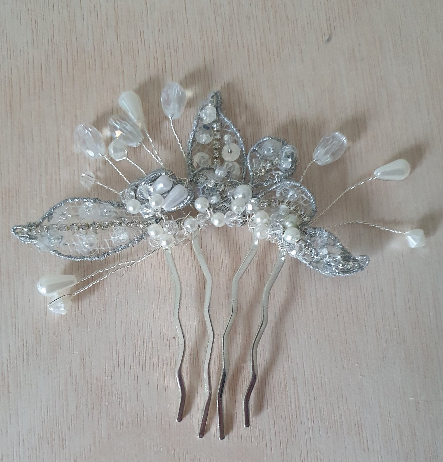 Peineta de novia hecha a mano con perlas y piedras colgantes - elegante accesorio para el cabello para bodas, invitados y fiestas, peineta de metal plateado