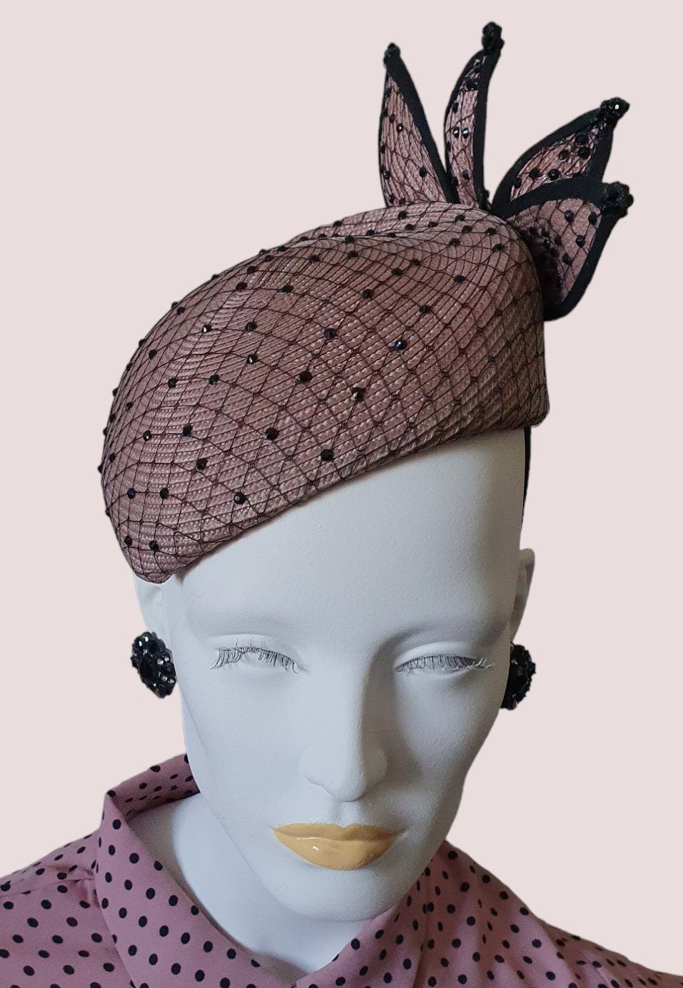 Tocado hecho a mano rosa con negro, material de polipropileno, tocado de boda, elegante sombrero de mujer para ocasión especial