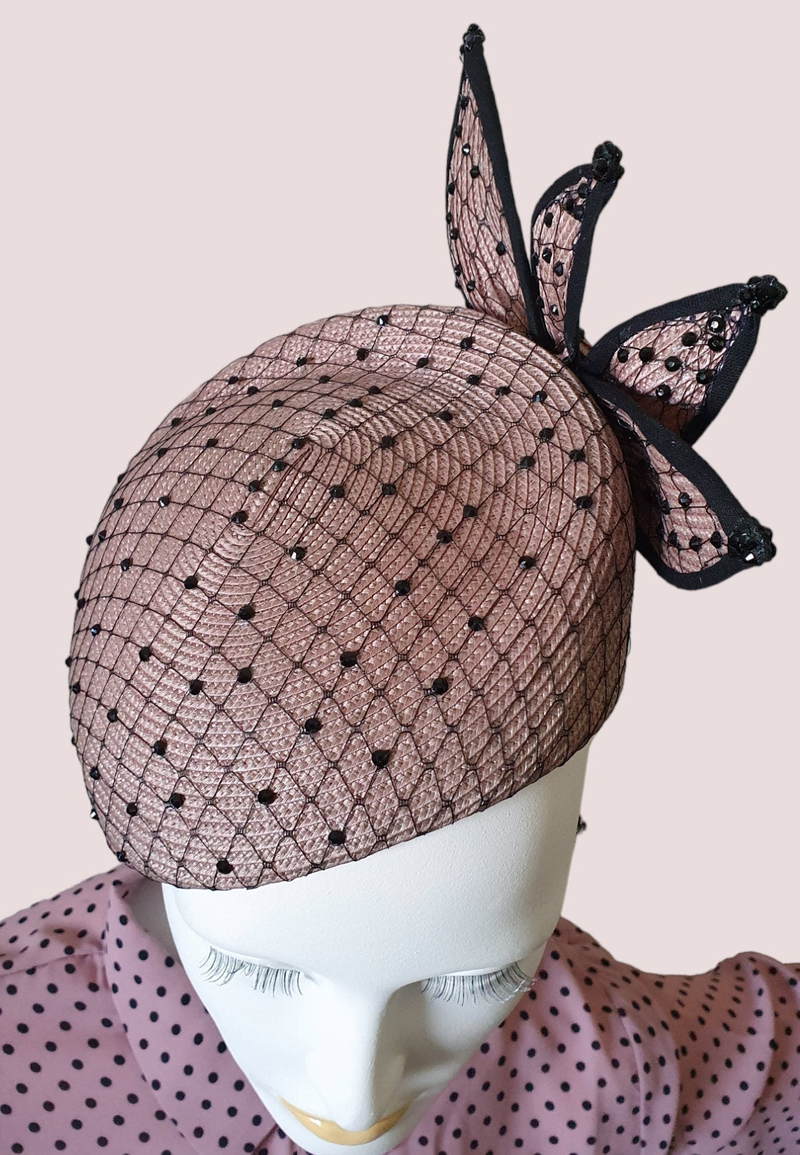 Tocado hecho a mano rosa con negro, material de polipropileno, tocado de boda, elegante sombrero de mujer para ocasión especial