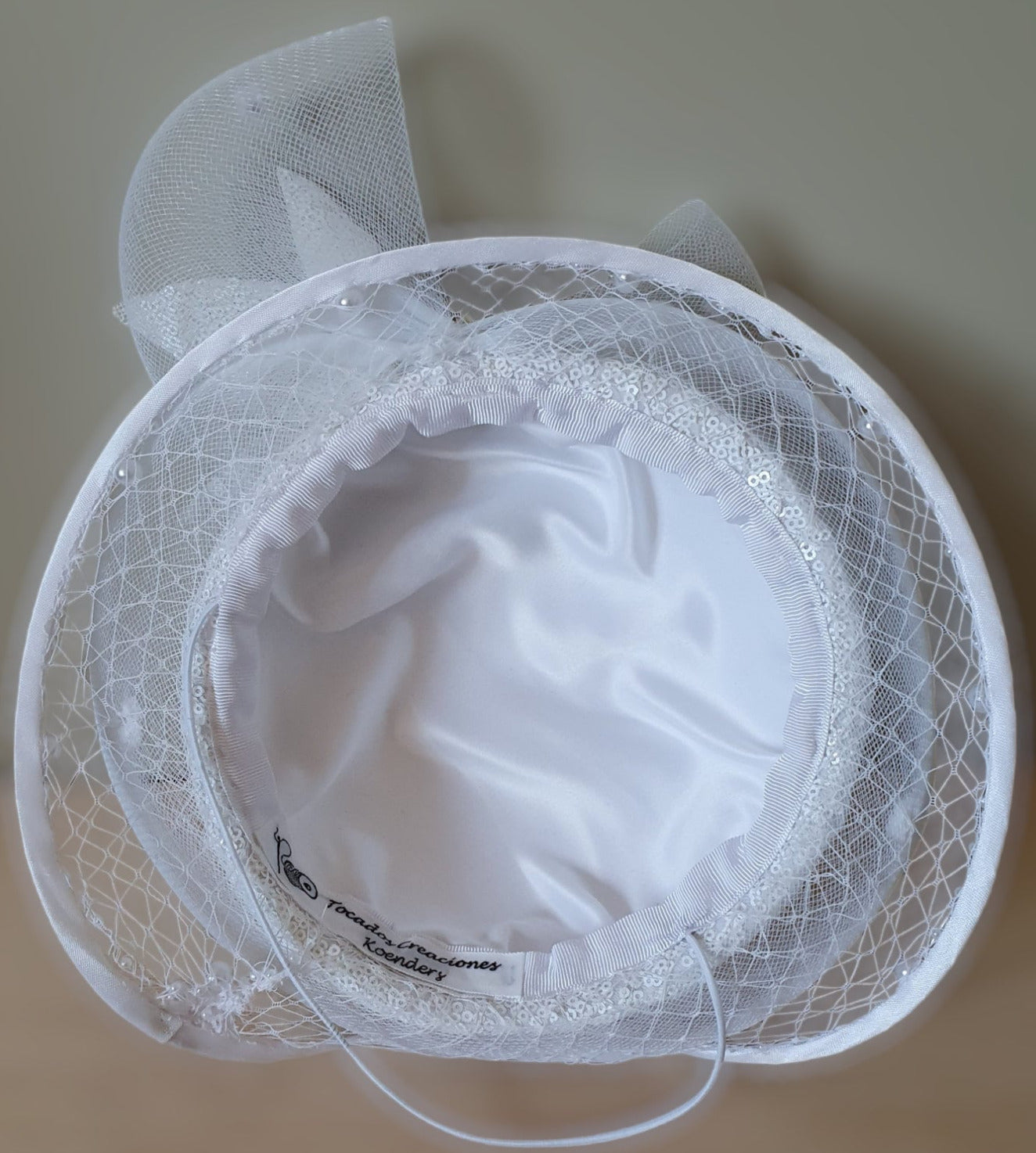 Handgemaakte fascinator van  materiaal pailletten crinoline met sluier- perfect voor bruiloften en feestelijke gelegenheden