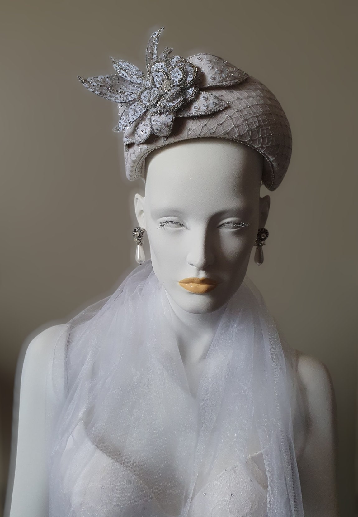 Handgemaakte hoofdband van ecru vilt met lovertjes, bruids hoofdtooi, diadeem- Elegant haaraccessoire, dames haarband, speciale gelegenheden