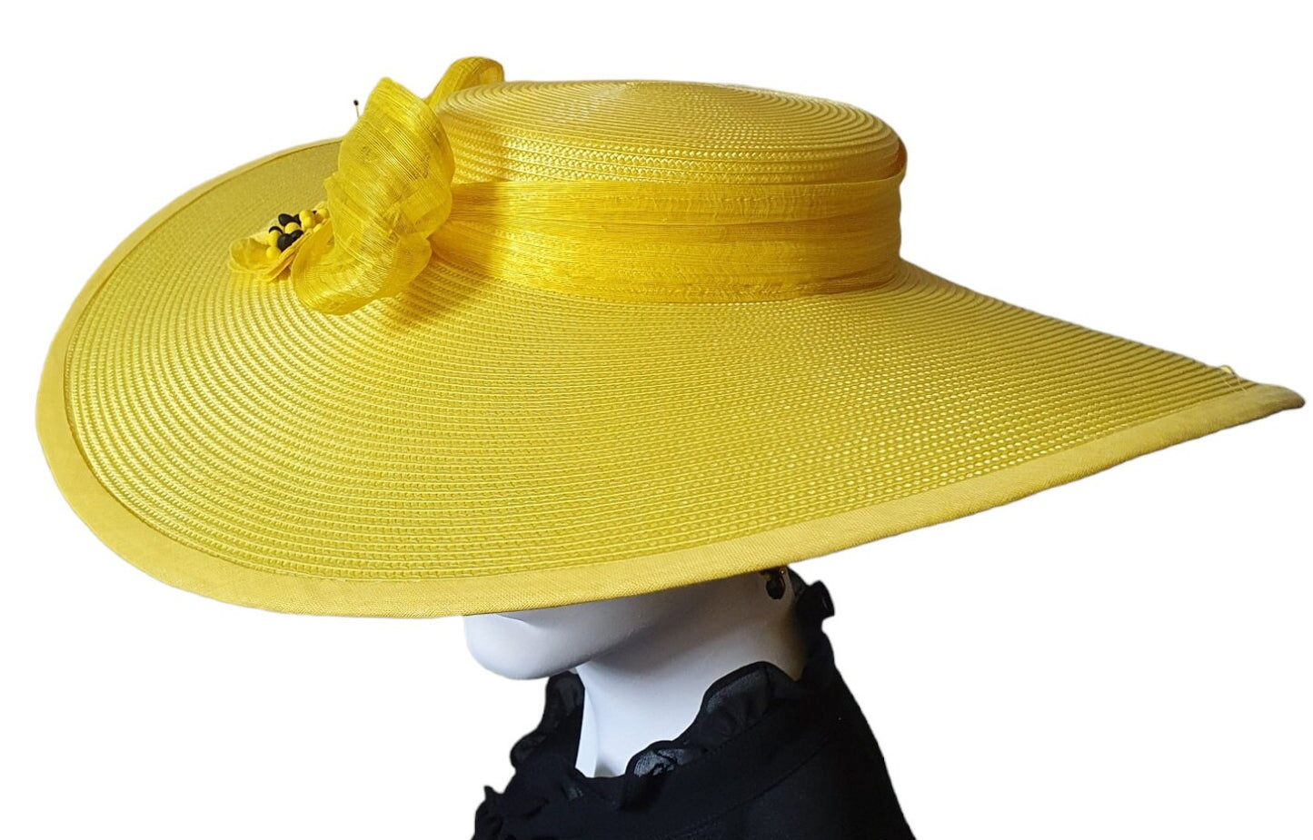 Elegante Pamela de Boda de Polipropileno Amarillo para Invitadas - Abaca de Seda, Ala Ancha, Perfecto para Eventos de Verano