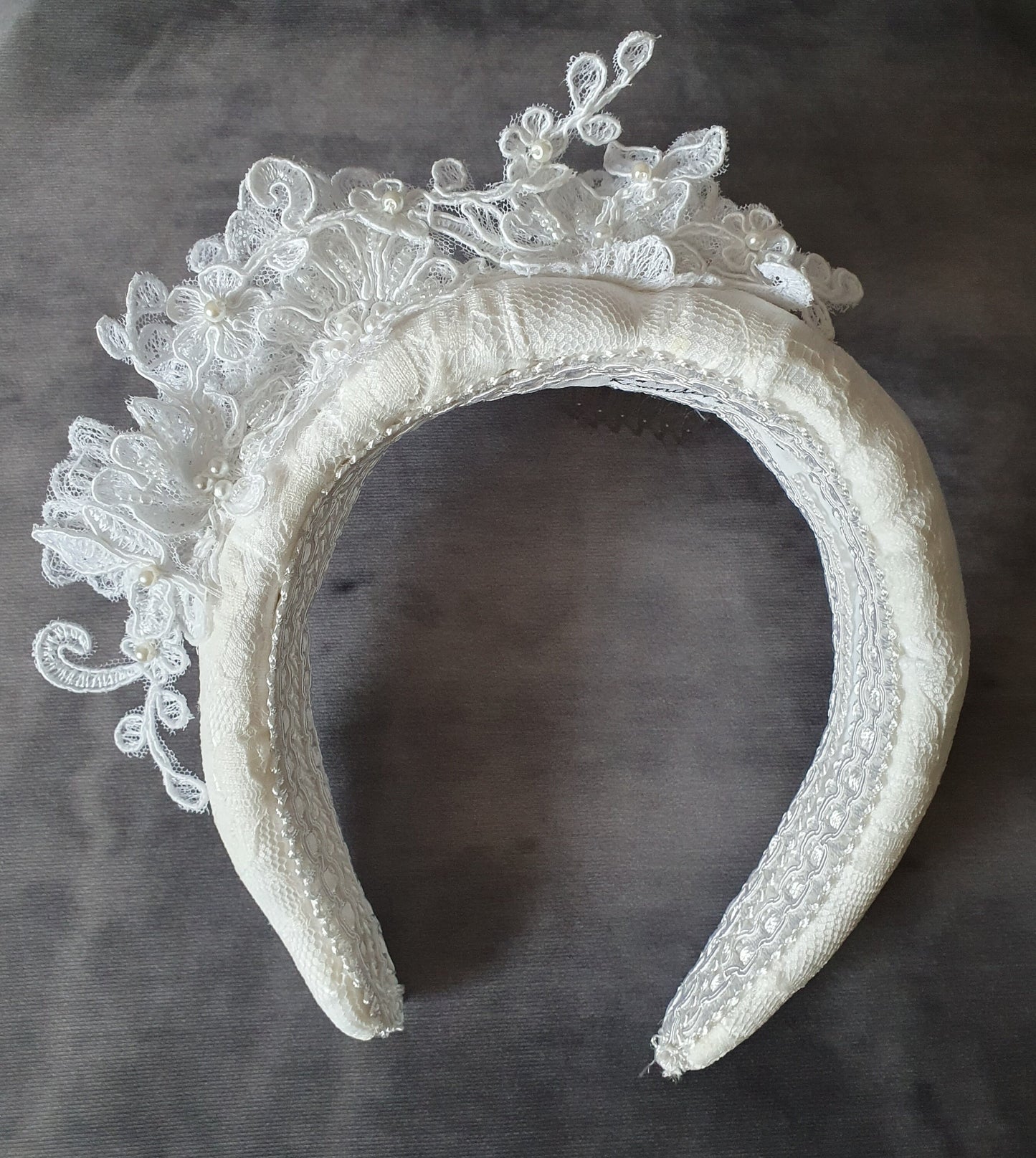 Diadema morada hecha a mano con encaje y flores para novias - elegante accesorio para el cabello de boda, tiara con perlas, tela de encaje, peine de metal