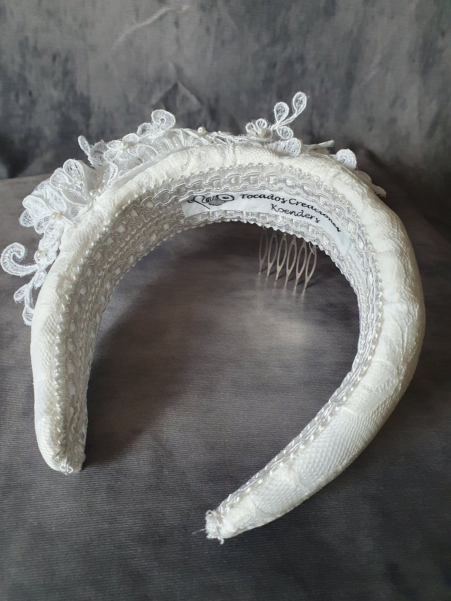 Diadema morada hecha a mano con encaje y flores para novias - elegante accesorio para el cabello de boda, tiara con perlas, tela de encaje, peine de metal