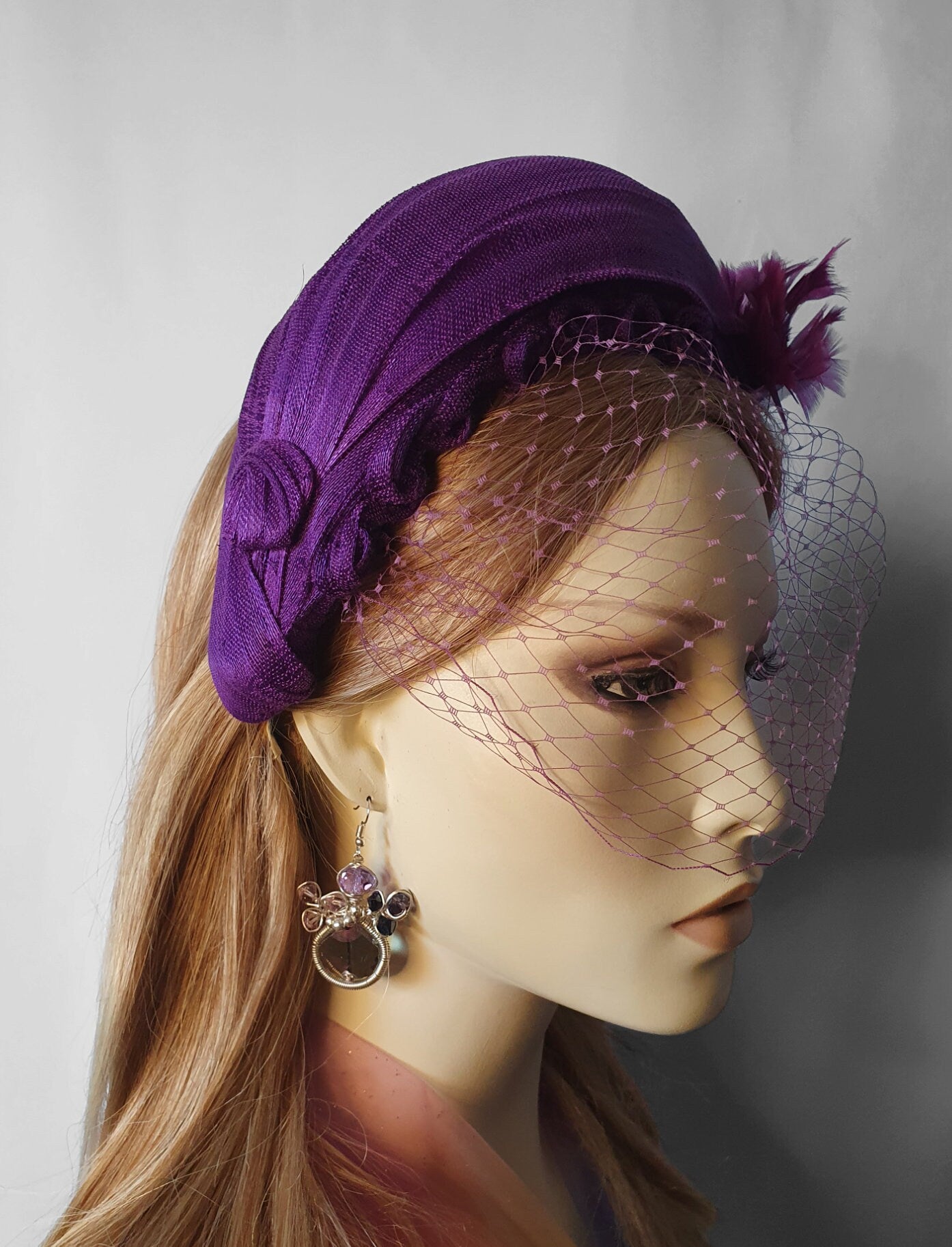 Hoofdband paars abaca zijde met sluier handgemaakt, voor een speciale gelegenheid. Fascinator, Tiara, Haarband