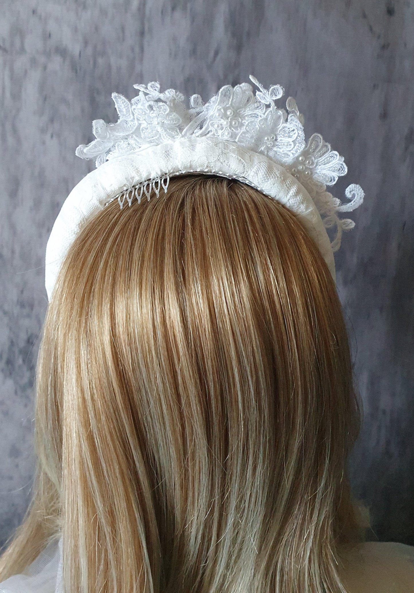 Handgemaakte Paarse Haarband met Kant en Bloemen voor Bruiden - Elegant Bruilofts haaraccessoire, Tiara met Parels, Kanten Stof, Metalen Kam