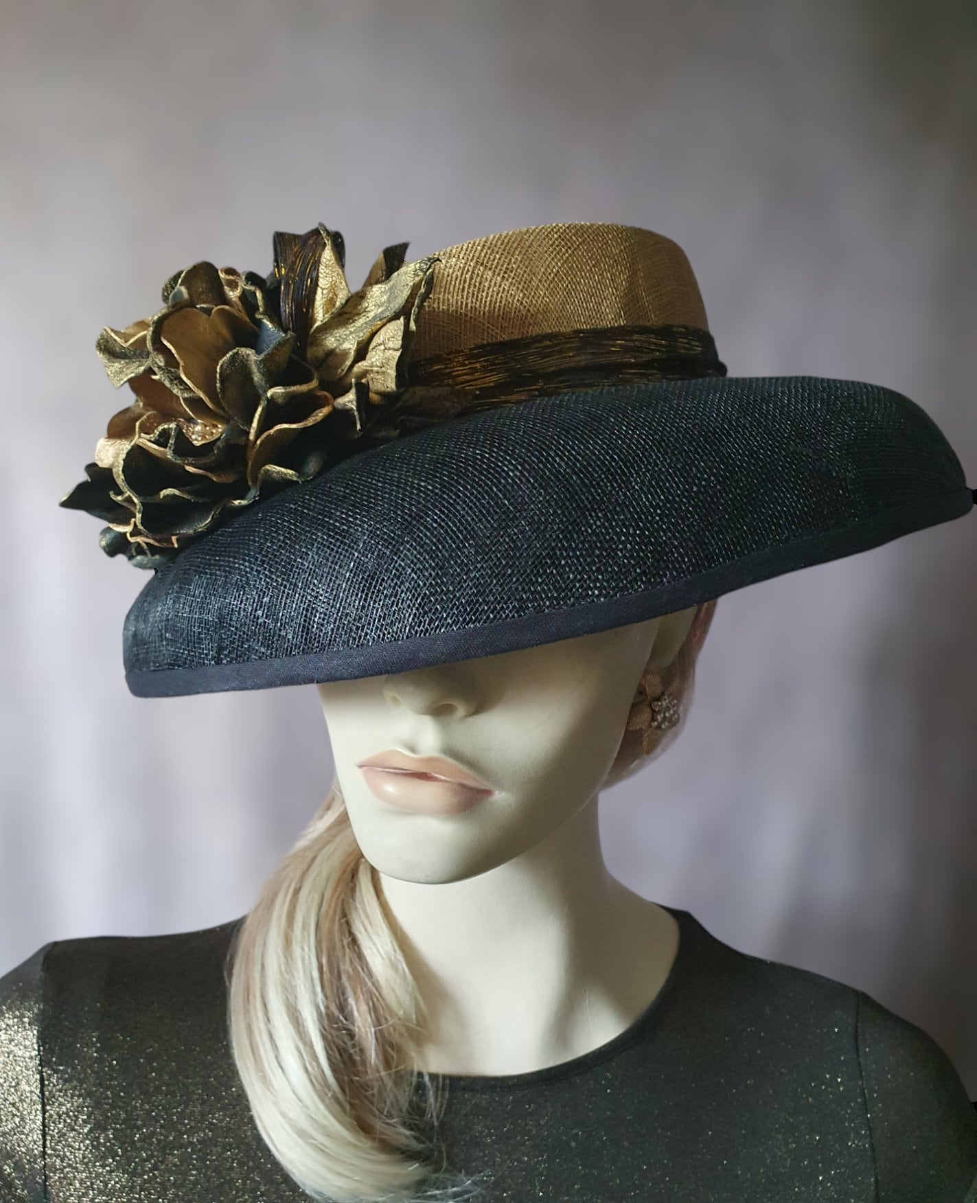Elegante tocado hecho a mano de sinamay seda abacá y flor de cuero natural, tocado para invitada, sombrero de señora, eventos especiales