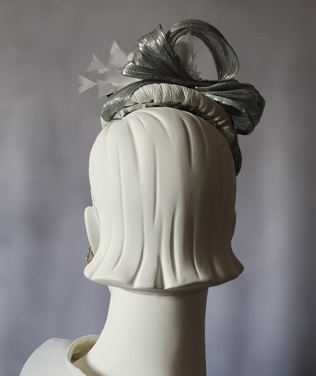 Tocado de cuero natural blanco con seda de abacá, hecho a mano, tocado de boda, elegante sombrero de señora para ocasión especial