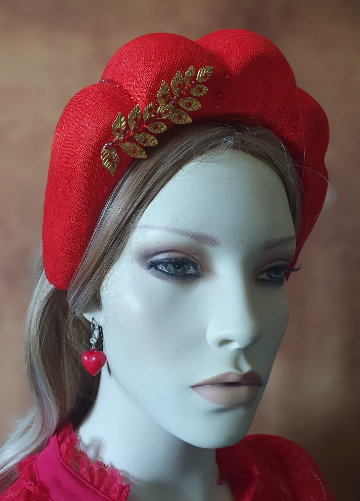 Handgemaakte sinamay hoofdband, haarband voor bruiloft gasten, met metalen bladeren, steentjes voor speciale formele gelegenheden of events.