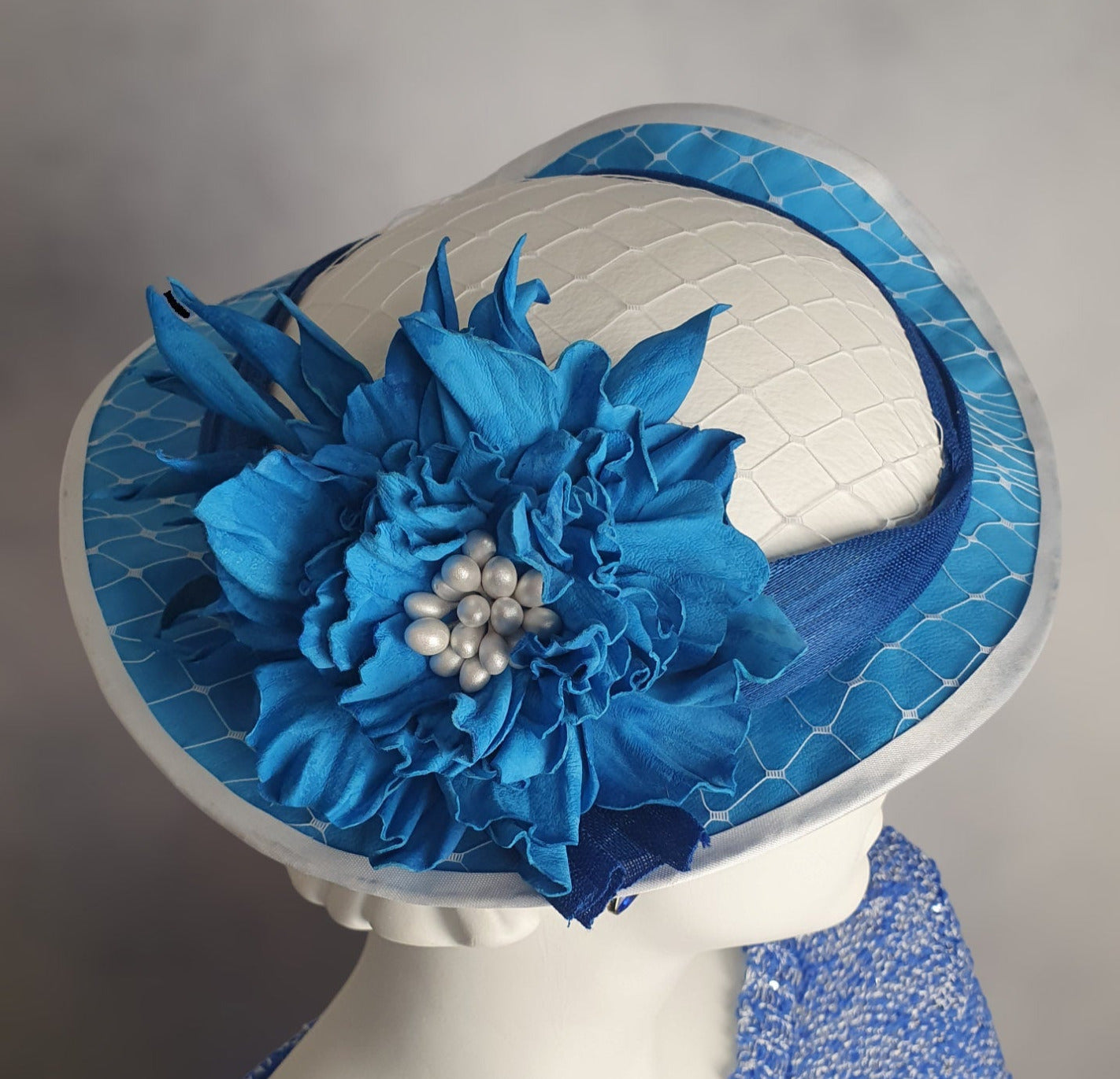 Tocado blanco con azul de cuero natural con seda de abacá, hecho a mano, tocado de boda, elegante sombrero de mujer para ocasión especial