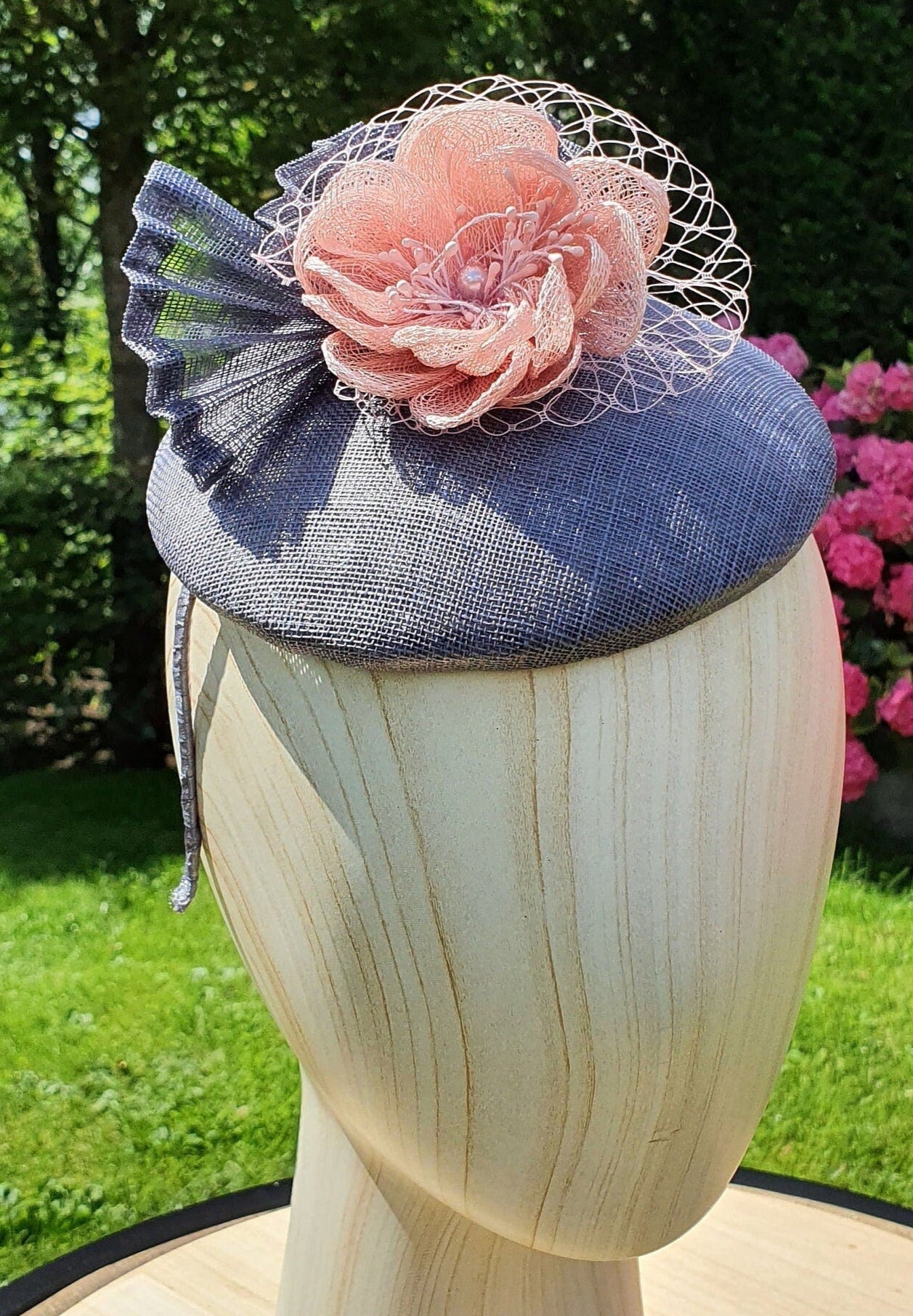Tocado hecho a mano de sinamay, tocado para invitada, sombrero de dama de honor, accesorio para el cabello, tocado de boda, ocasiones especiales
