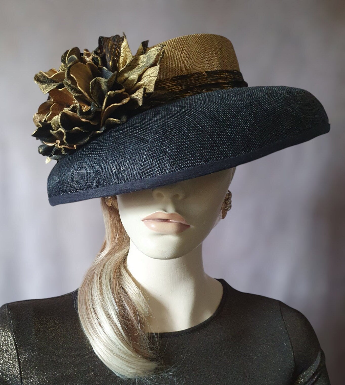 Elegante tocado hecho a mano de sinamay seda abacá y flor de cuero natural, tocado para invitada, sombrero de señora, eventos especiales