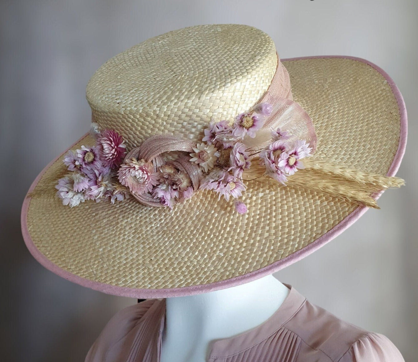 Elegante sombrero de mujer hecho a mano con abacá seda y flores secas, sombrero de invitada, sombrero de paja, sombrero de verano, sombrero de boda, ocasiones especiales