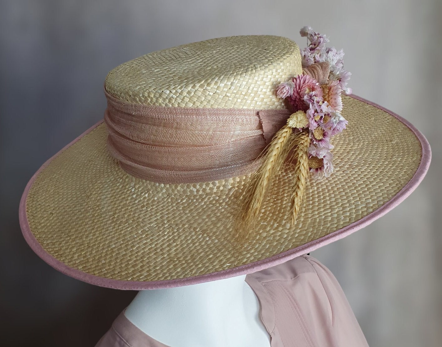 Elegante sombrero de mujer hecho a mano con abacá seda y flores secas, sombrero de invitada, sombrero de paja, sombrero de verano, sombrero de boda, ocasiones especiales