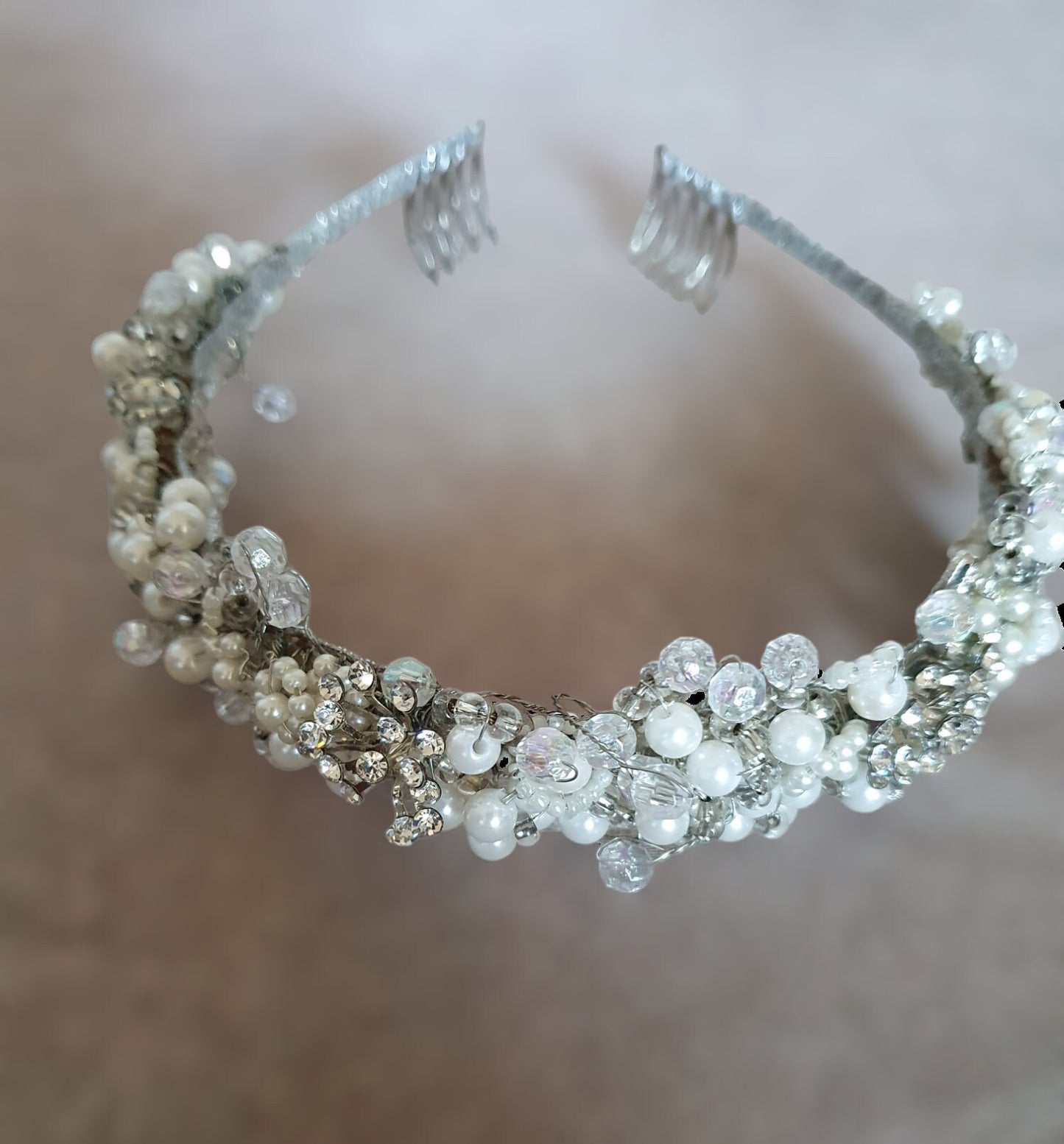 Tiara de boda con piedras de cristal y perlas, hecha a mano, tiara nupcial, diadema nupcial, tiara nupcial, tiara de damas, evento especial