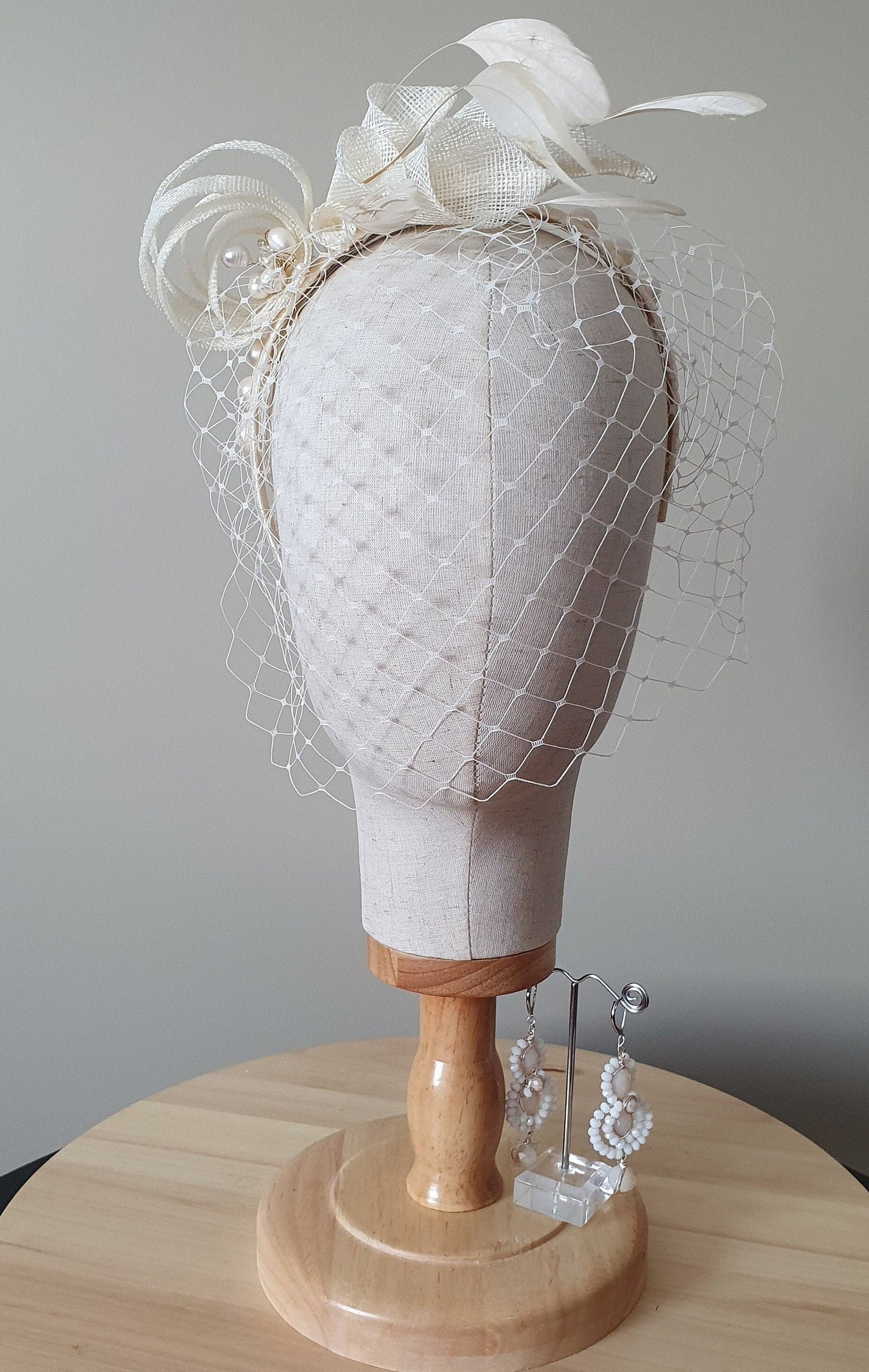 Handgemaakte sinamay hoofdband, diadeem met  sluier,  bruidstiara, perfect voor bruiloften en  feestelijke  gelegenheden