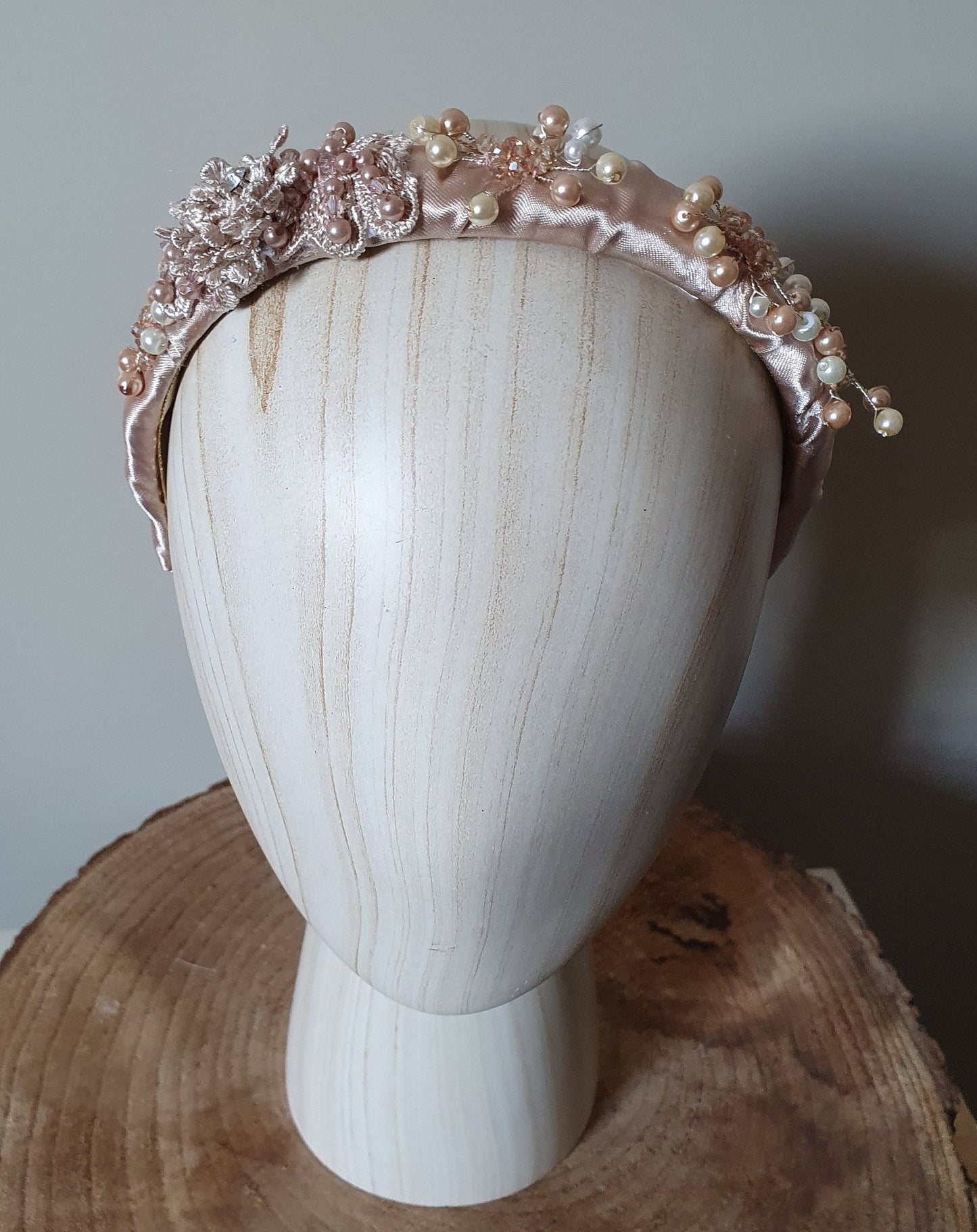 Diadema hecha a mano de tela de seda y flores de encaje - Accesorio elegante para el cabello, bodas, invitadas, diadema para el cabello de mujer