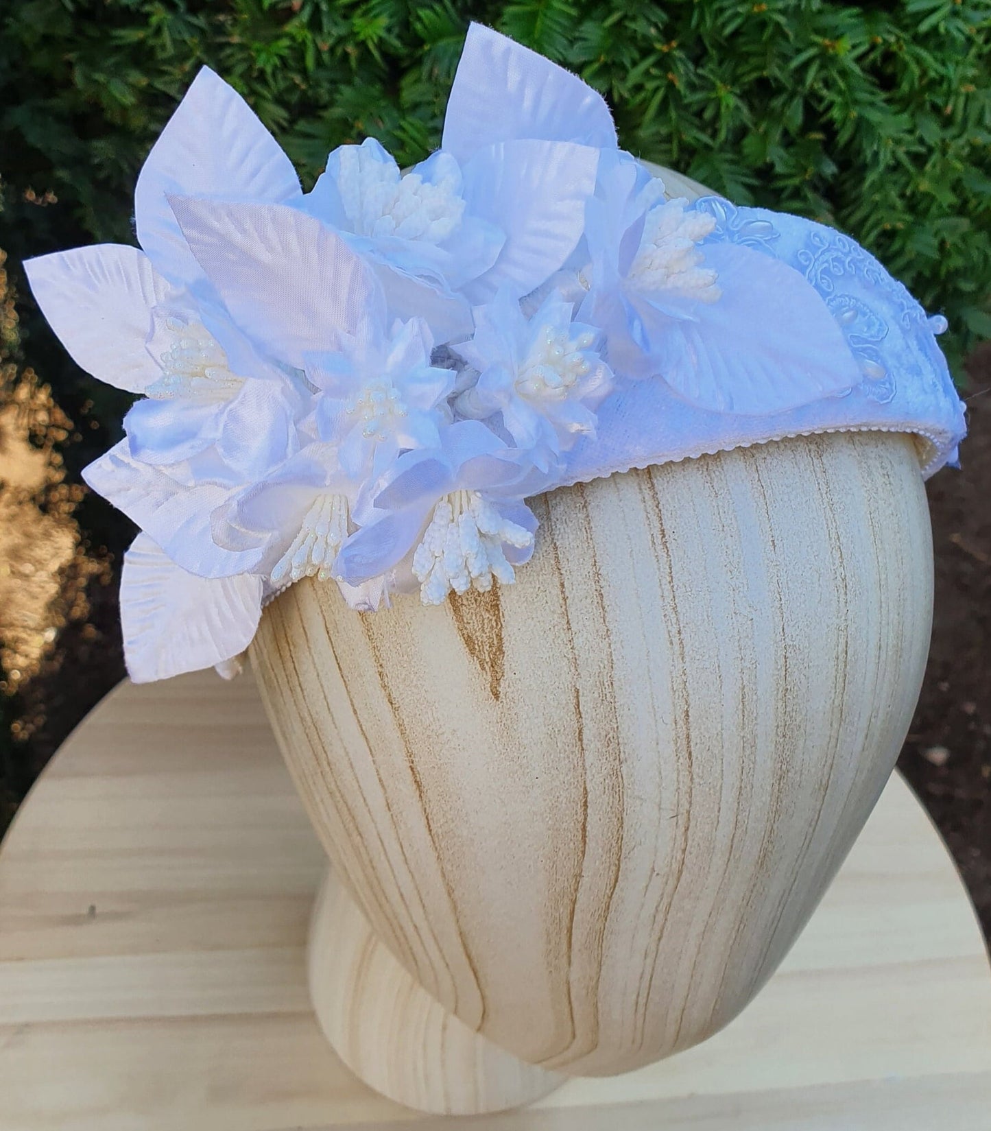 Diadema hecha a mano con flores de seda y pistilos de terciopelo- Accesorio elegante para el cabello para bodas, diadema para el cabello de dama, diadema