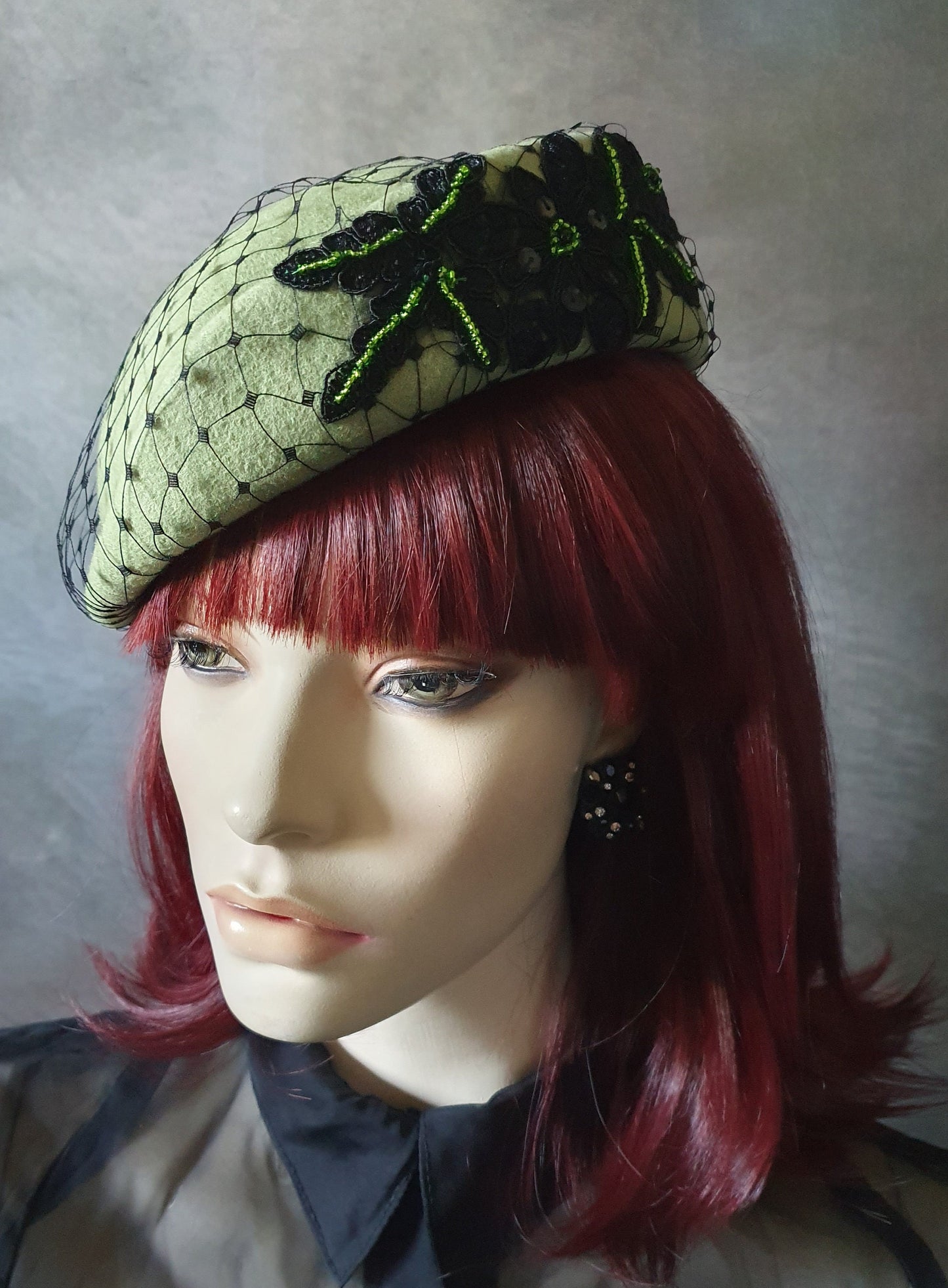 Sombrero de boina verde único, hecho a mano con velo de encaje, sombrero de invierno, fascinador, sombrero de invitada, evento, boda, ocasiones especiales