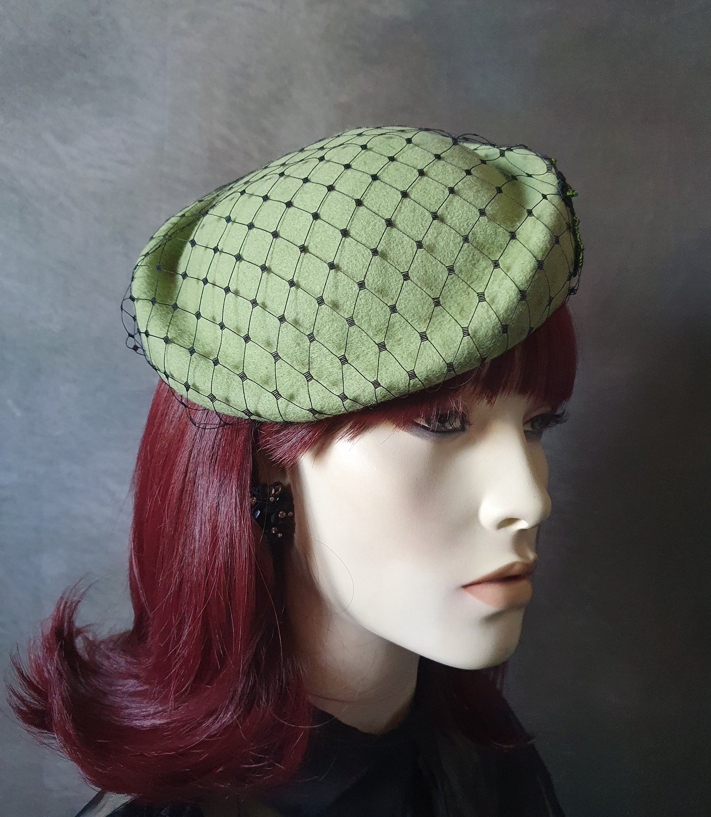 Sombrero de boina verde único, hecho a mano con velo de encaje, sombrero de invierno, fascinador, sombrero de invitada, evento, boda, ocasiones especiales