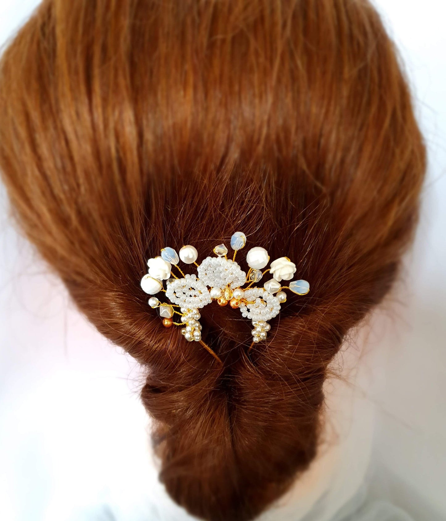 Bridal hairpin with pearls, hair comb, Wedding room, plastic roses, bridal room, wedding day, guests, special occasions