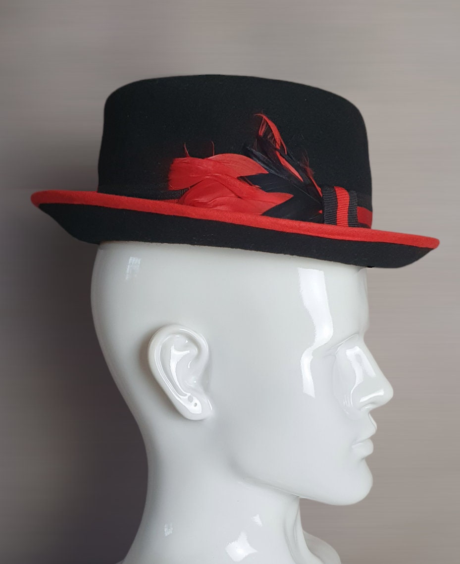 Sombrero de fieltro Trilby en color negro con rojo, único y hecho a mano con plumas de gallo - adecuado para primavera y ocasiones especiales - sombrero unisex
