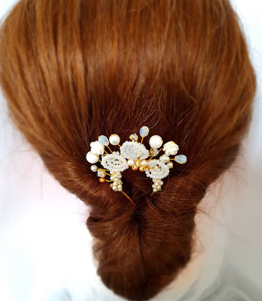 Bridal hairpin with pearls, hair comb, Wedding room, plastic roses, bridal room, wedding day, guests, special occasions